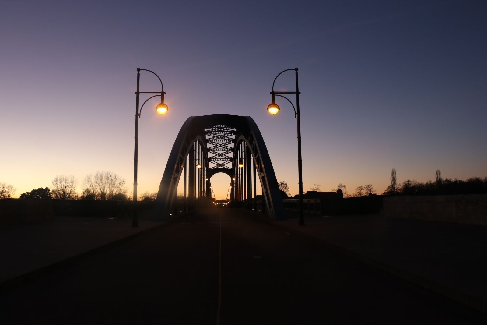 Canon EOS 80D + Canon EF-S 18-135mm F3.5-5.6 IS STM sample photo. Bridge, evening light, city photography
