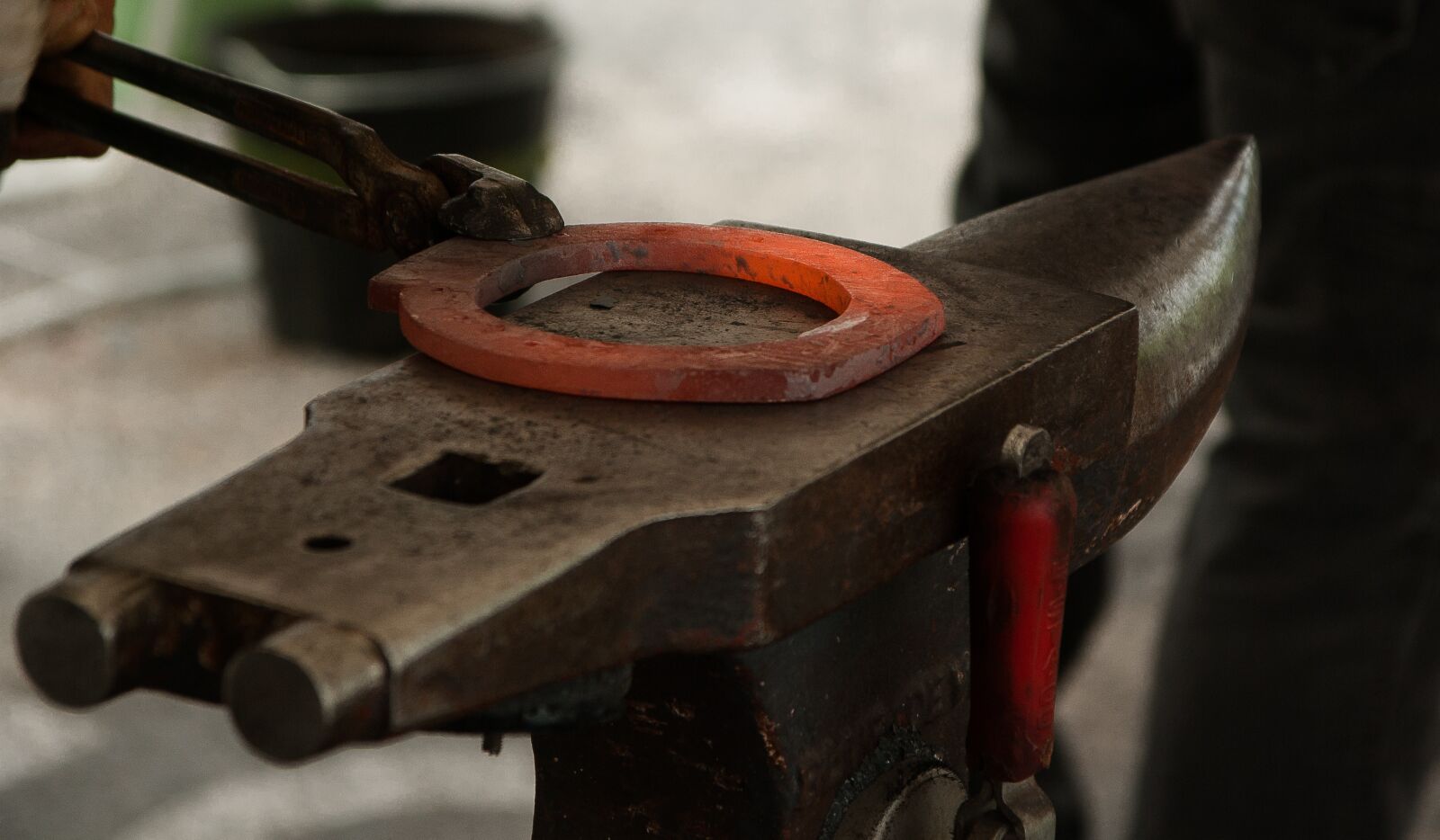 Pentax K10D sample photo. Anvil, horseshoe, blacksmith photography