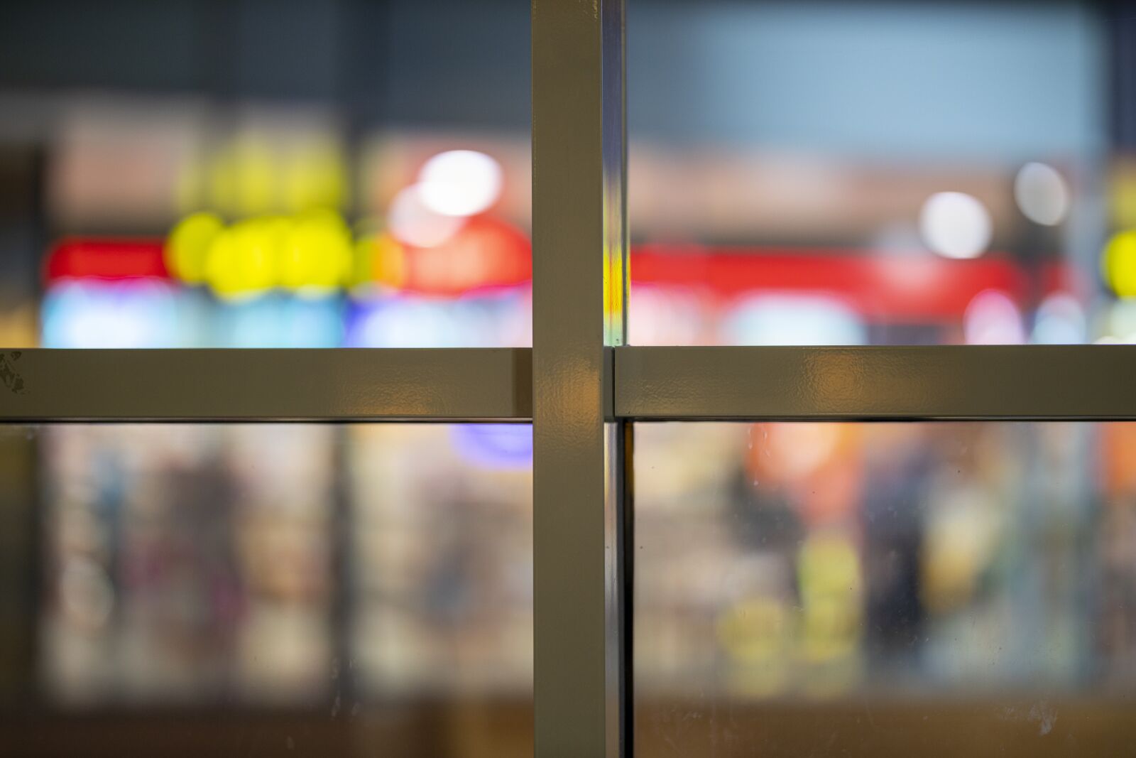 Canon RF 85mm F1.2L USM sample photo. Window, lights, night photography