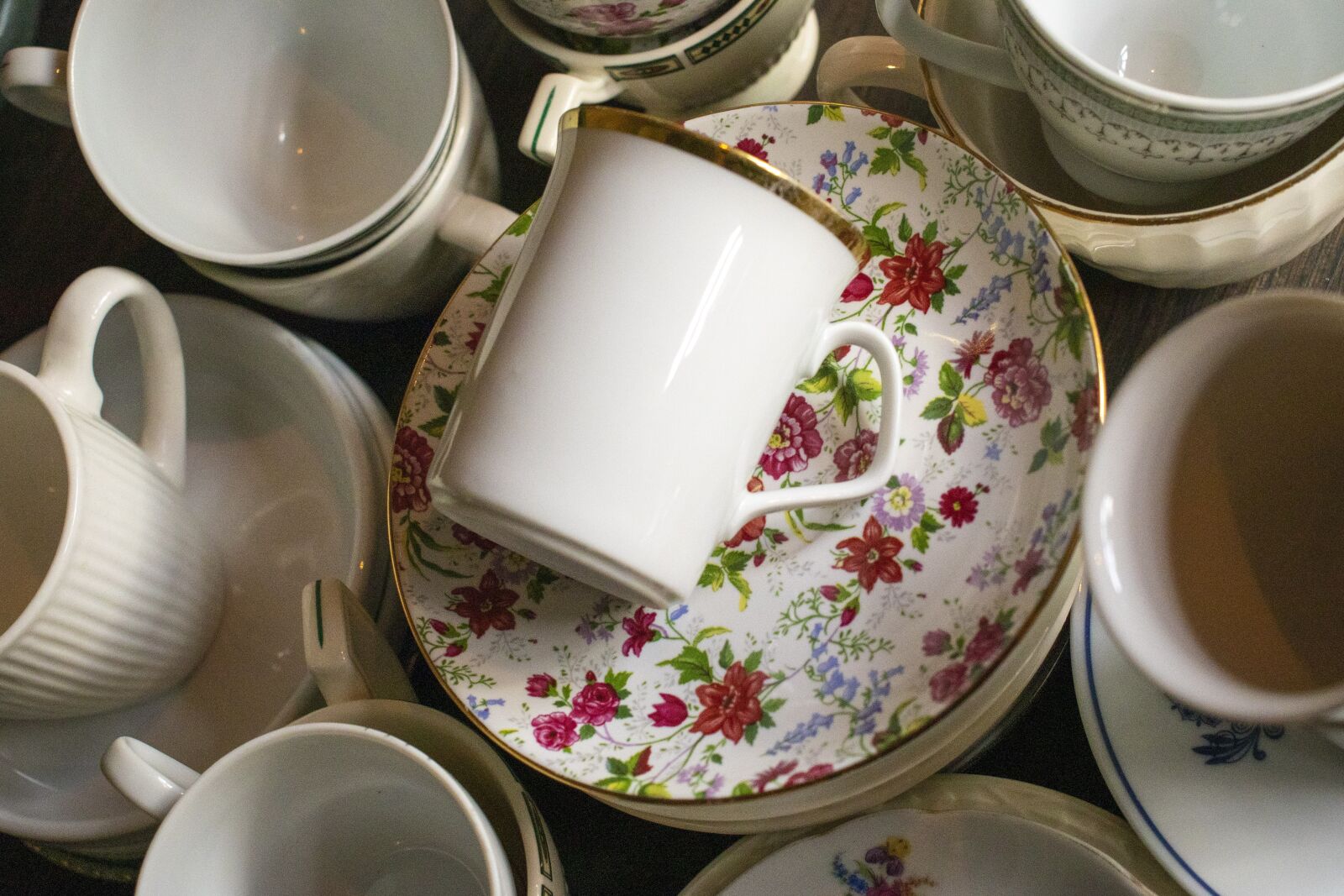 Canon EOS 77D (EOS 9000D / EOS 770D) sample photo. Cups, restaurant, china photography