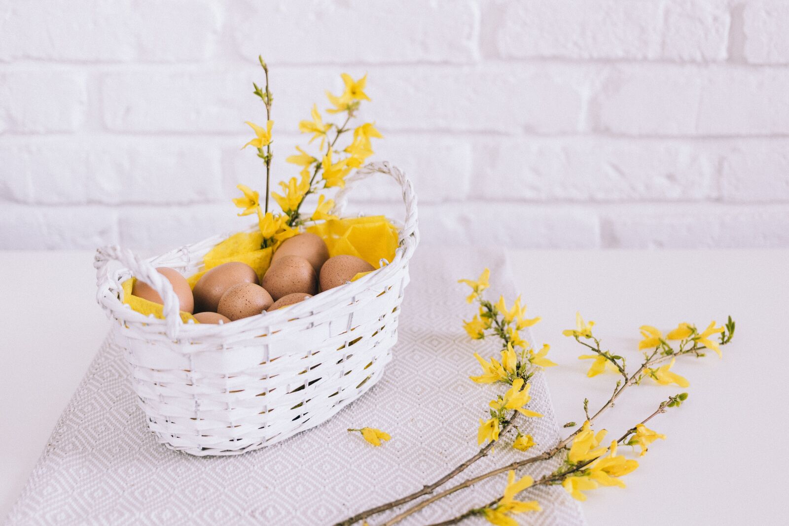 Canon EOS 6D + Canon EF 40mm F2.8 STM sample photo. White, wall, basket photography