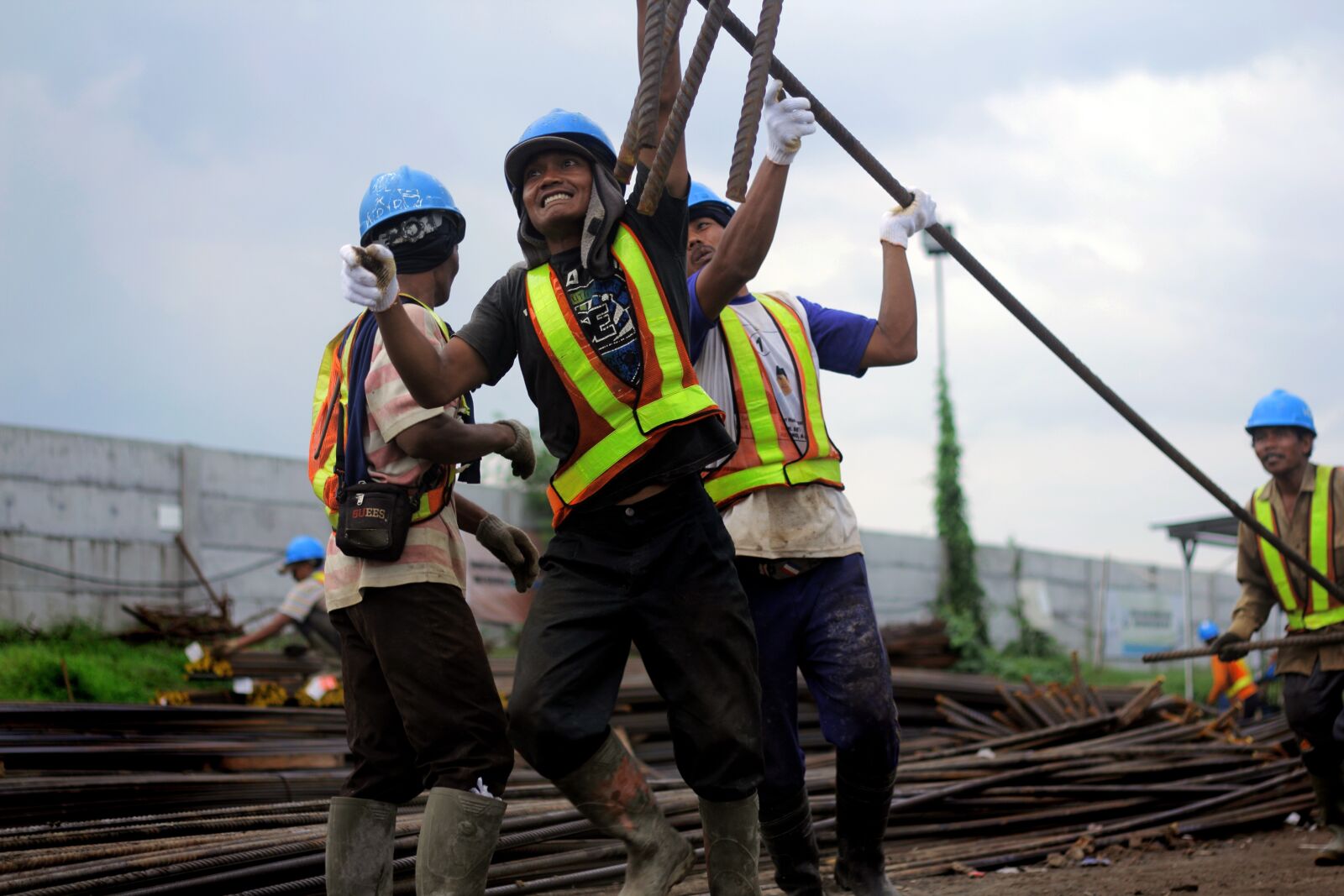 Canon EOS 60D + Canon EF 50mm F1.8 II sample photo. Construction, worker, concrete photography