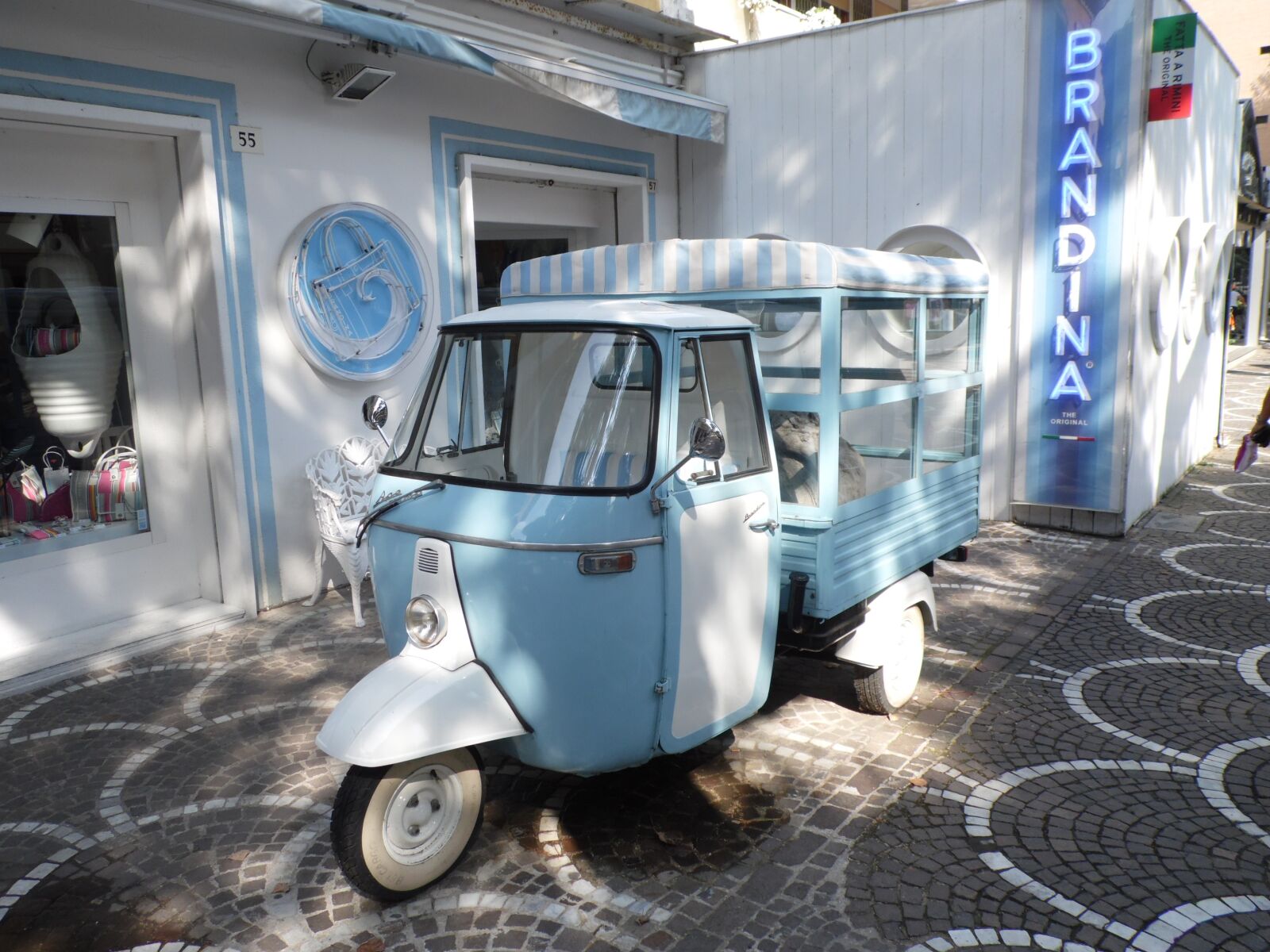 Samsung WB100/  WB101 sample photo. Italy, ape, transport photography