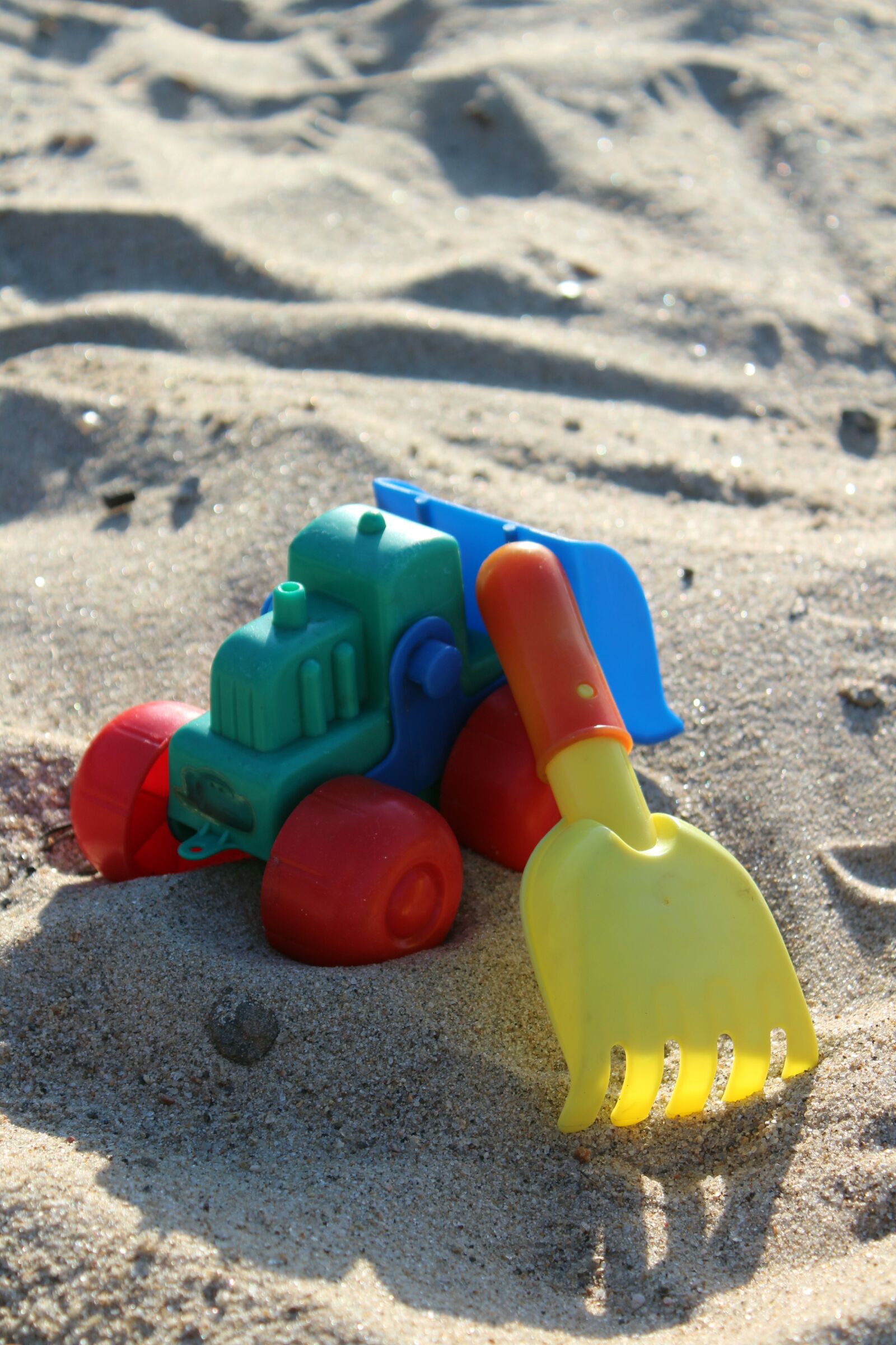 Canon EOS 1300D (EOS Rebel T6 / EOS Kiss X80) sample photo. Toys, beach, truck photography