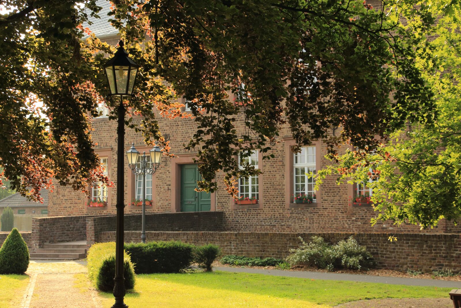 Canon EOS 700D (EOS Rebel T5i / EOS Kiss X7i) sample photo. Town hall, park, historically photography