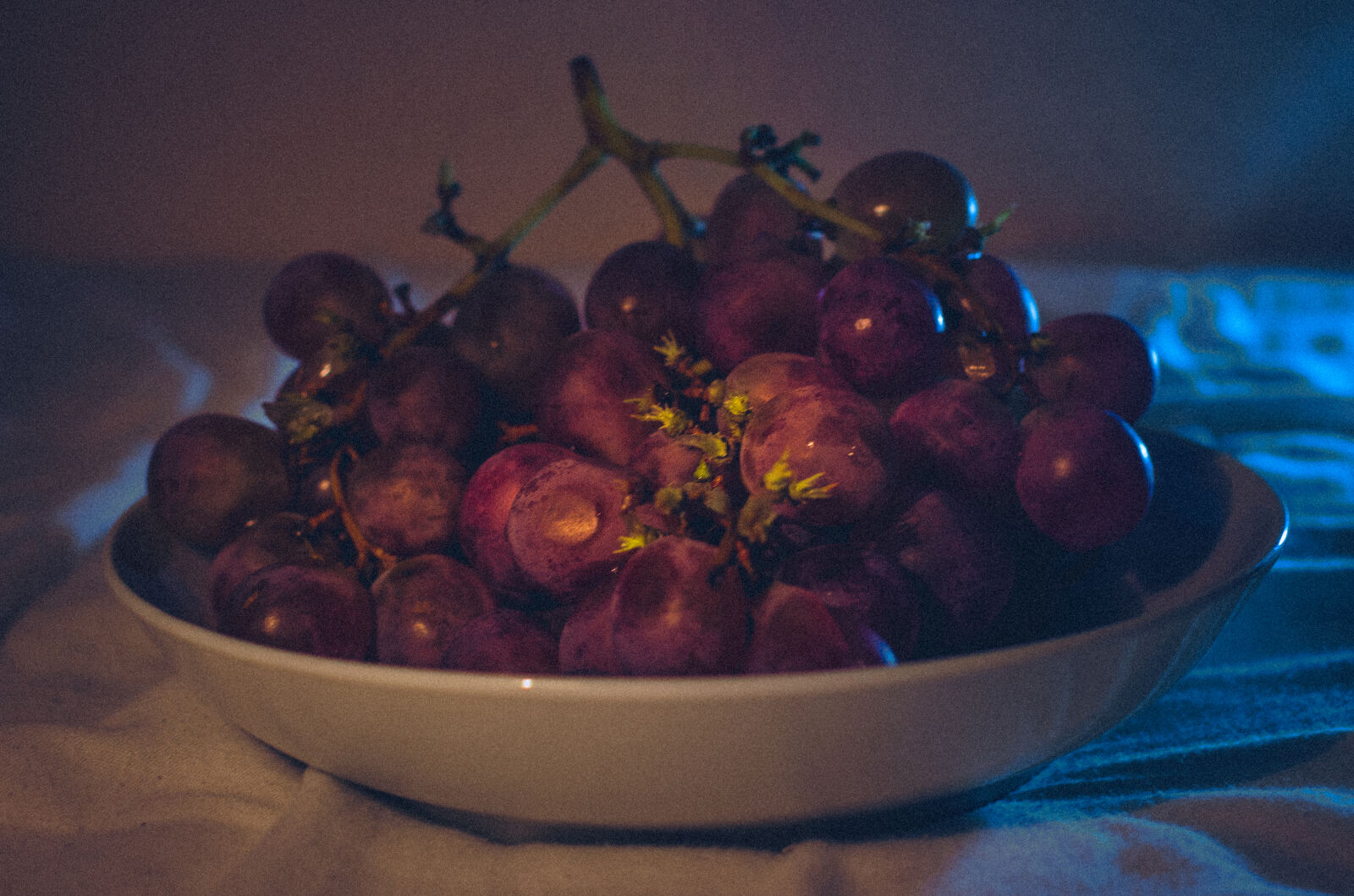 Canon EF 40mm F2.8 STM sample photo. Contrast, counterlight, dark, grapes photography