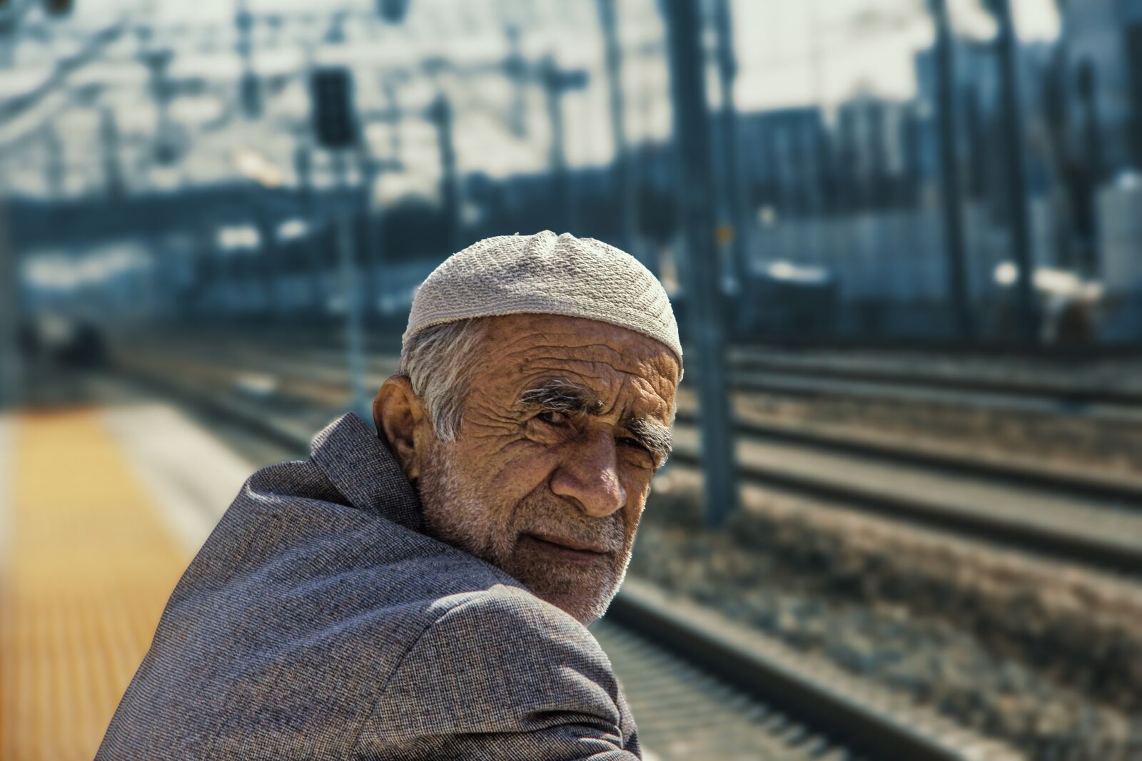 Canon EOS 60D sample photo. Old man, hat, blazer photography