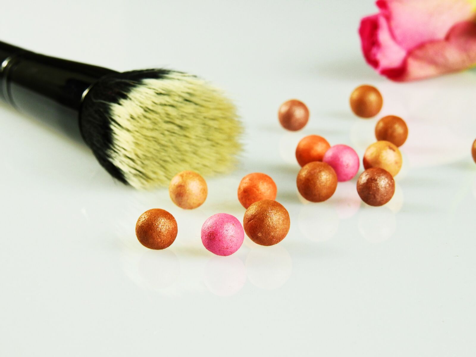 Nikon Coolpix P900 sample photo. Cosmetics, make up, schmink photography