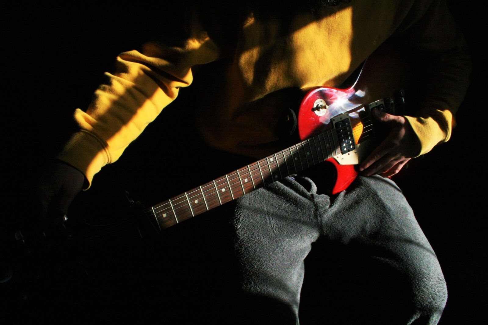Canon EOS 400D (EOS Digital Rebel XTi / EOS Kiss Digital X) sample photo. Guitar, electric, instrument photography