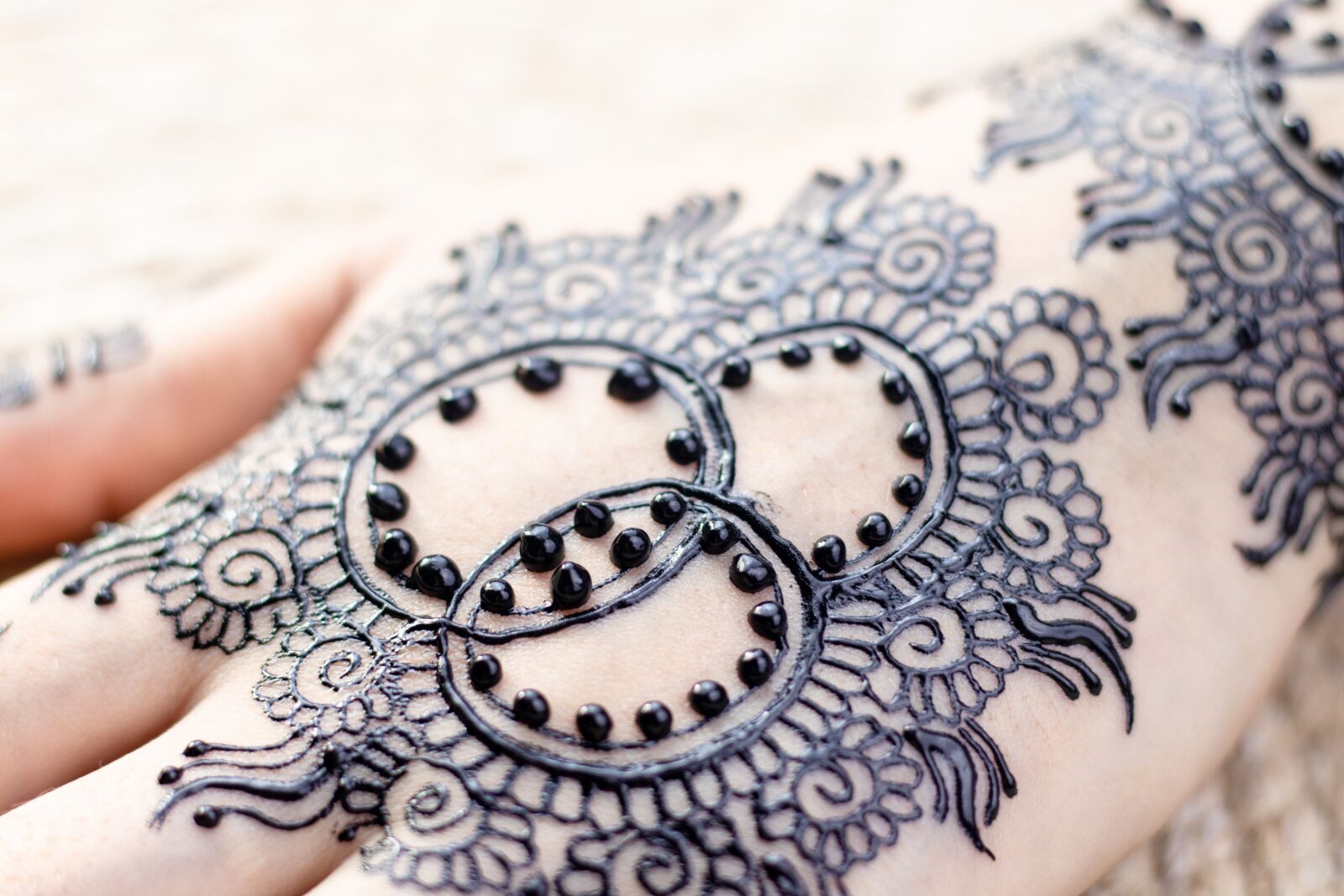 Canon EOS 80D + Canon EF 50mm F1.8 STM sample photo. Mehndi, henna, tattoo photography