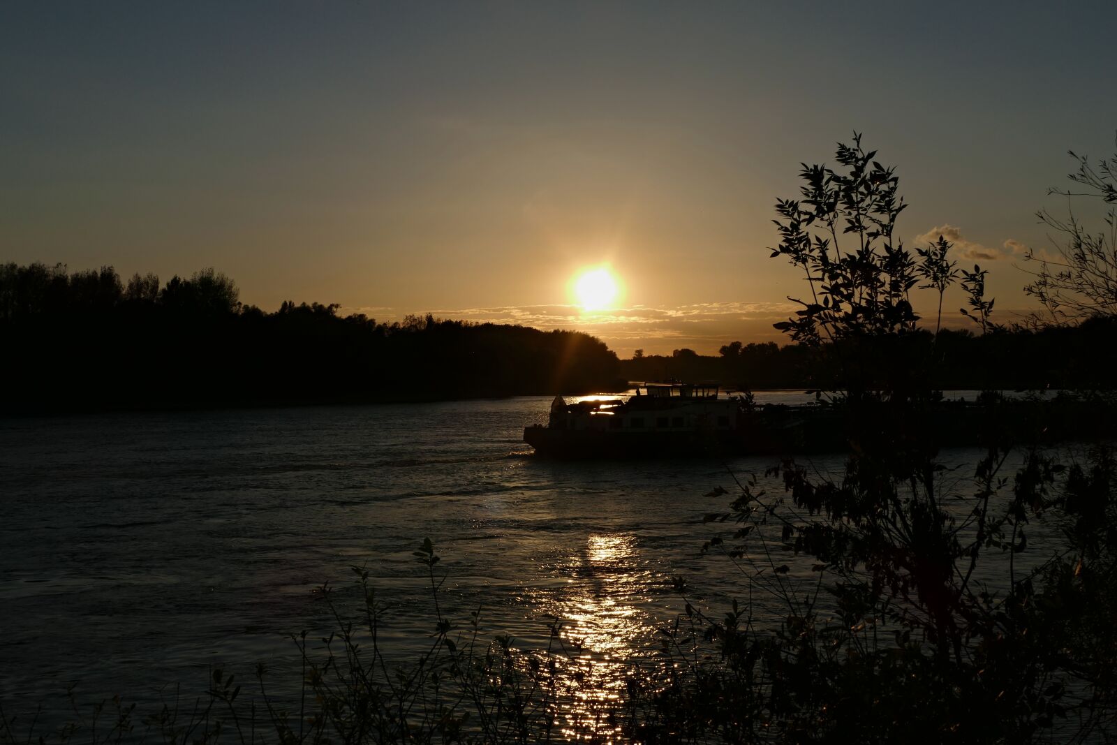 Panasonic Lumix DMC-FZ1000 sample photo. West, sun, danube photography