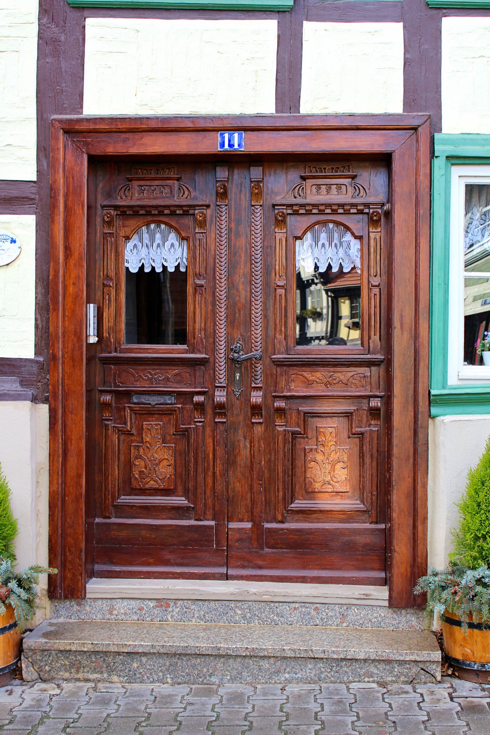Canon EOS 700D (EOS Rebel T5i / EOS Kiss X7i) sample photo. Wooden door, truss, input photography