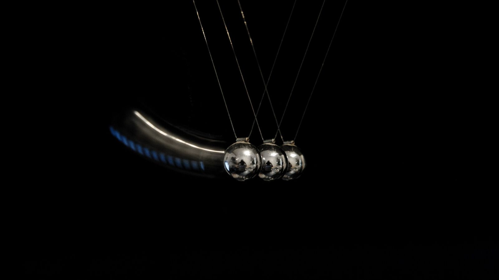 Nikon D700 sample photo. Pulse, newton pendulum, physics photography
