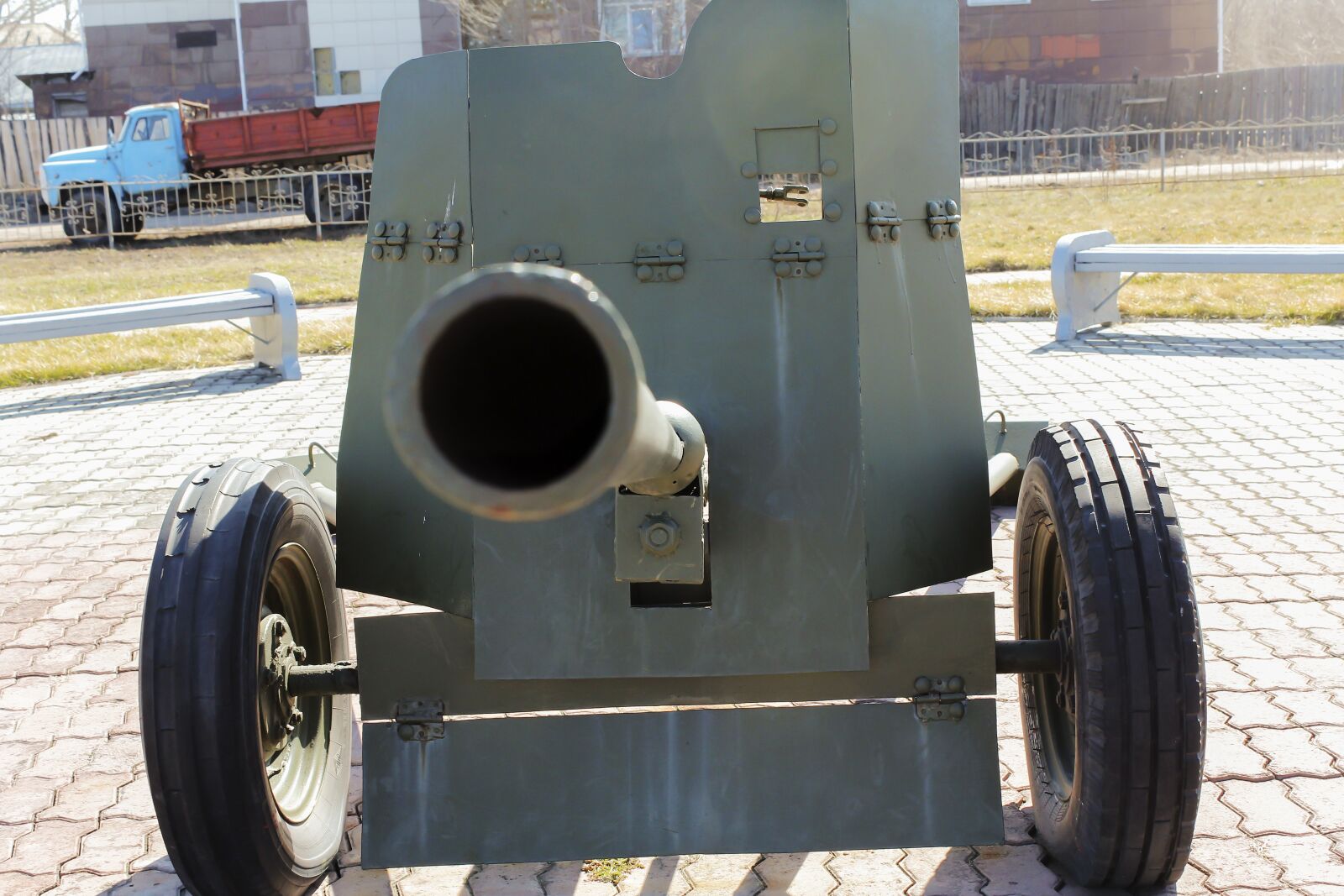 Canon EOS 600D (Rebel EOS T3i / EOS Kiss X5) sample photo. Cannon, military, weapons photography
