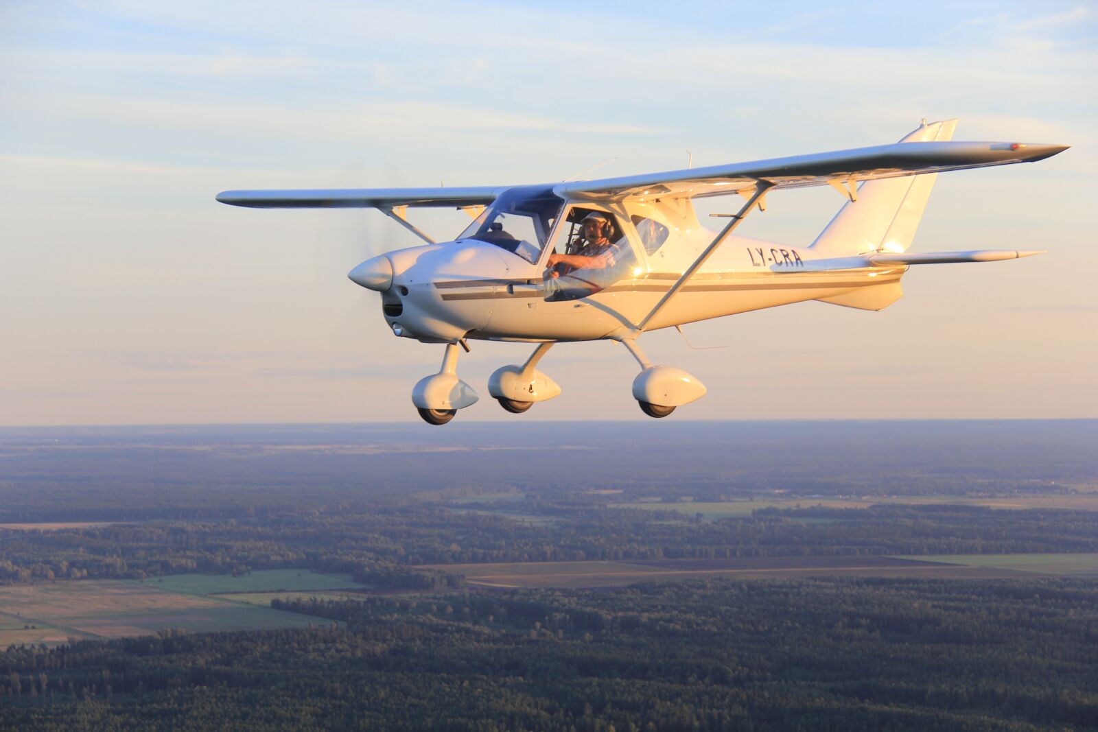 Canon EF-S 18-200mm F3.5-5.6 IS sample photo. Plane, craft, crate photography