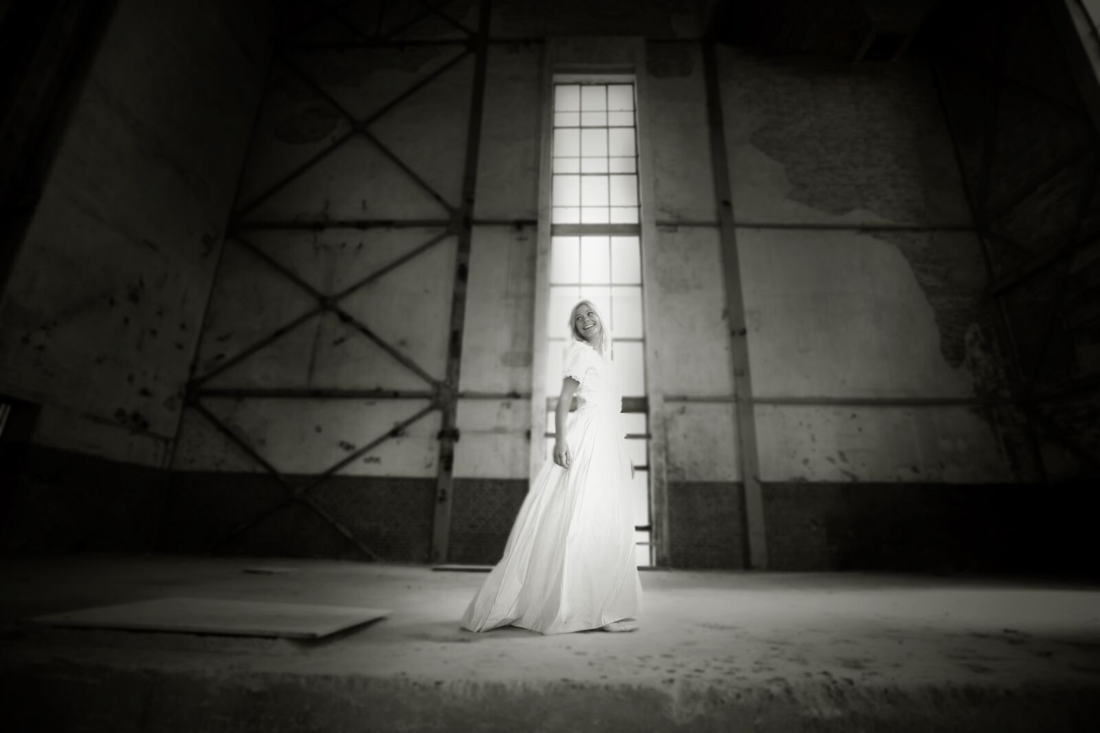 Canon EOS 5D sample photo. Old, house, girl photography