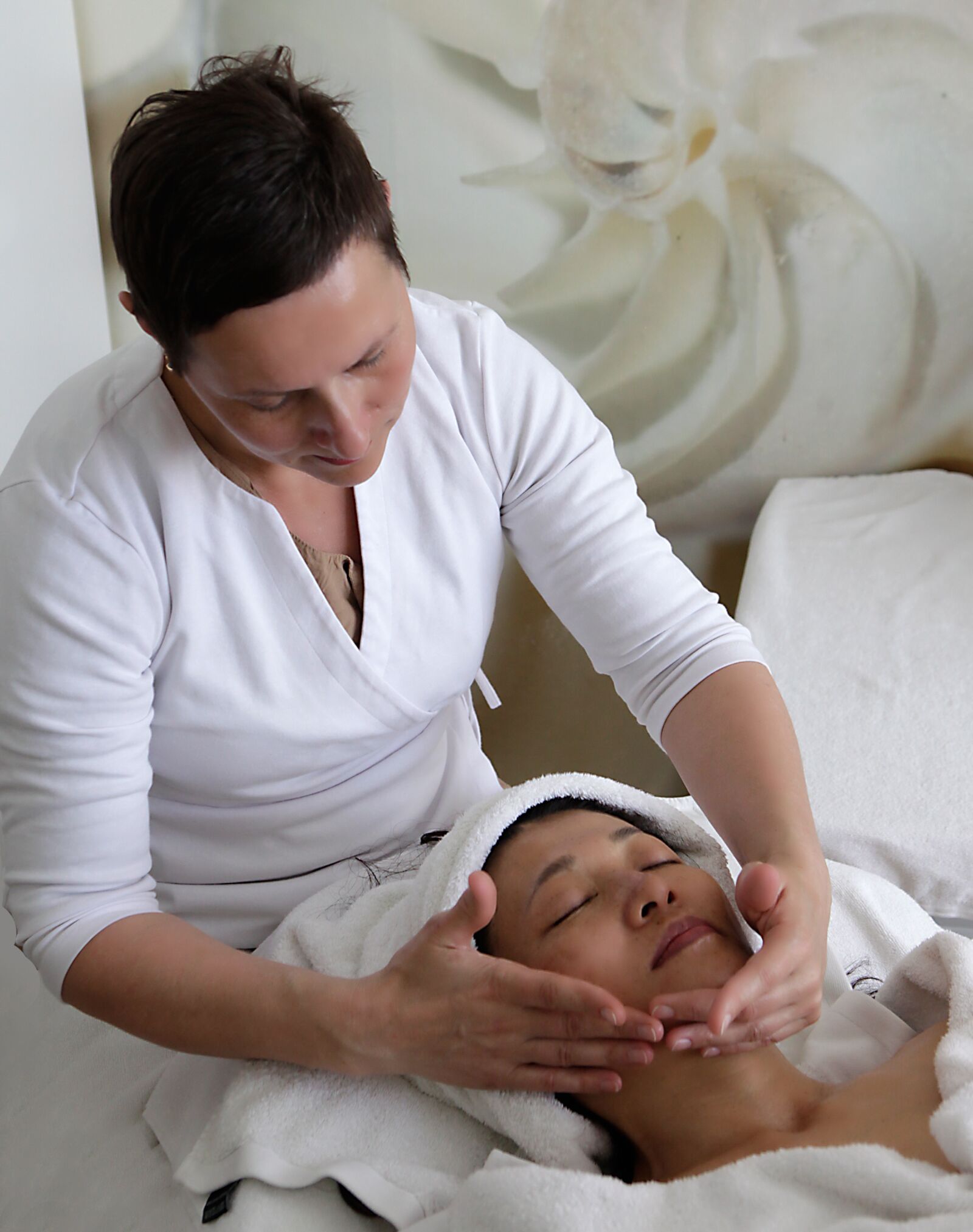 Canon EOS 5D Mark II sample photo. Massage, fascial, facial massage photography
