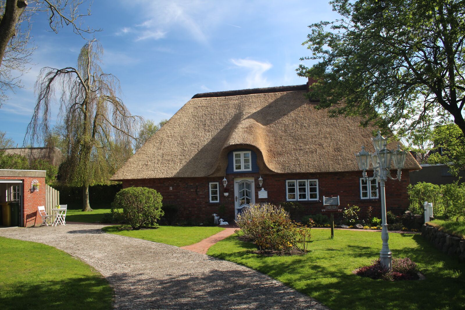 Canon EOS 700D (EOS Rebel T5i / EOS Kiss X7i) + Canon EF-S 18-55mm F3.5-5.6 II sample photo. Thatched cottage, nordfriesland, wadden photography
