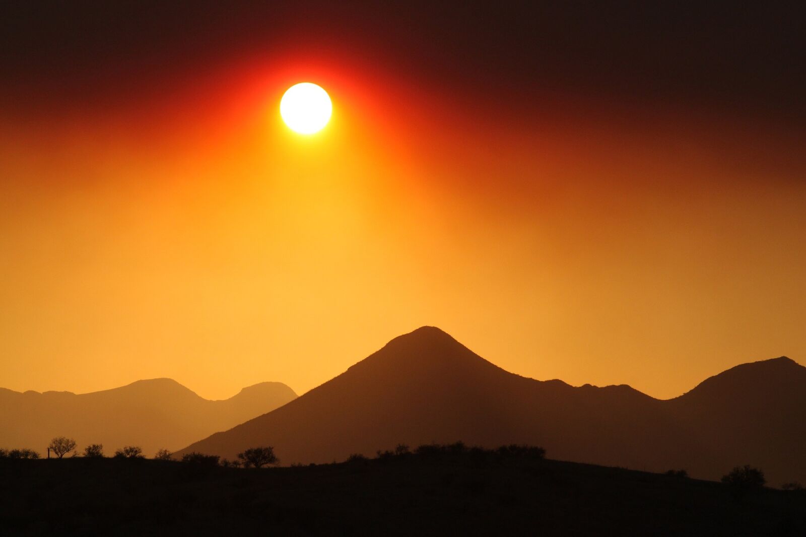 Canon EOS 500D (EOS Rebel T1i / EOS Kiss X3) sample photo. Sun, smoke, mountains photography