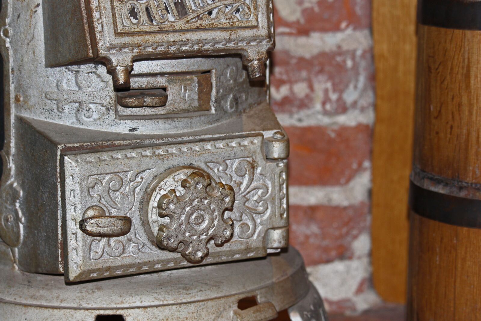 Canon EF-S 55-250mm F4-5.6 IS STM sample photo. Old furnace, door, historically photography