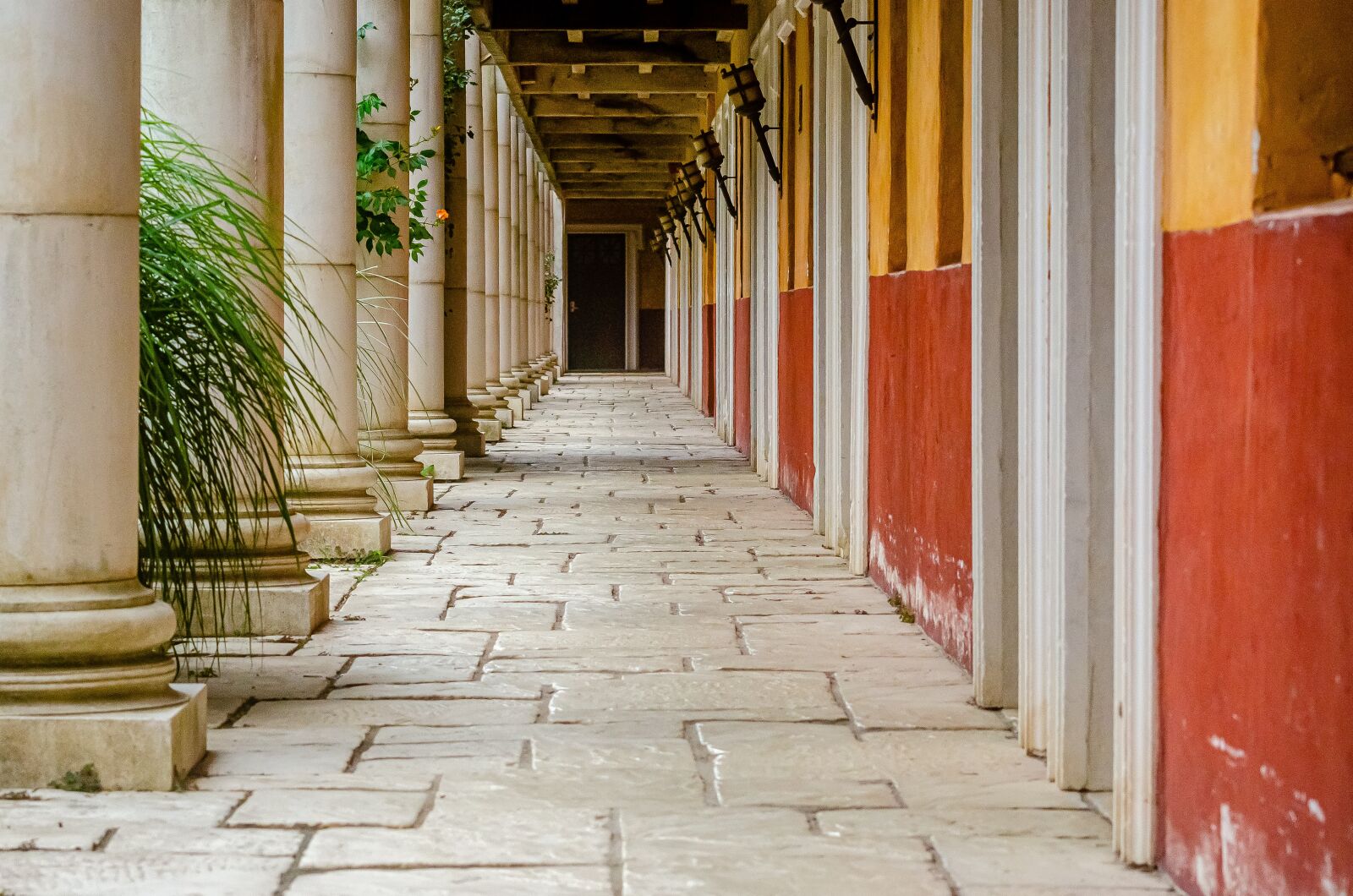 Nikon D7000 sample photo. Corridor, column, architecture photography