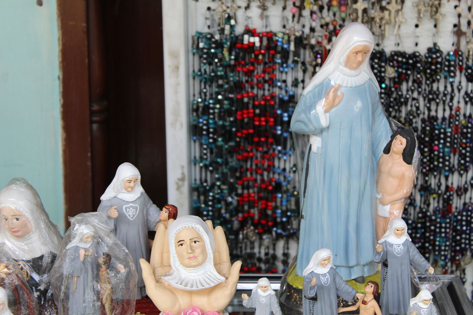Canon EOS 1300D (EOS Rebel T6 / EOS Kiss X80) sample photo. Ceramics, madre, laura, religion photography