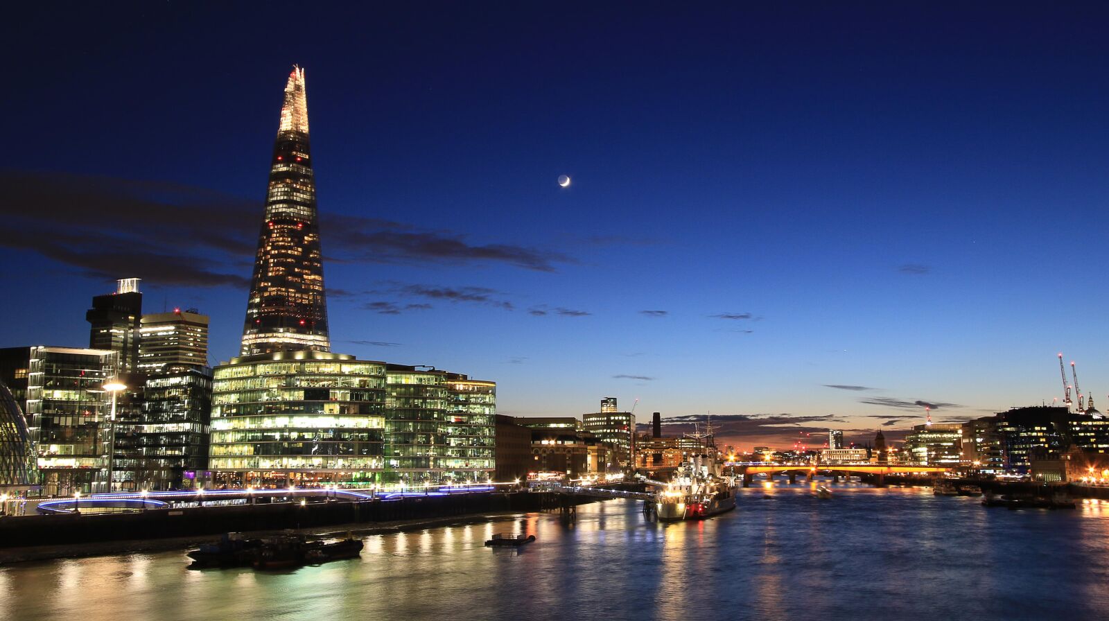 Canon EF-S 10-22mm F3.5-4.5 USM sample photo. Buildings, cranes, england photography