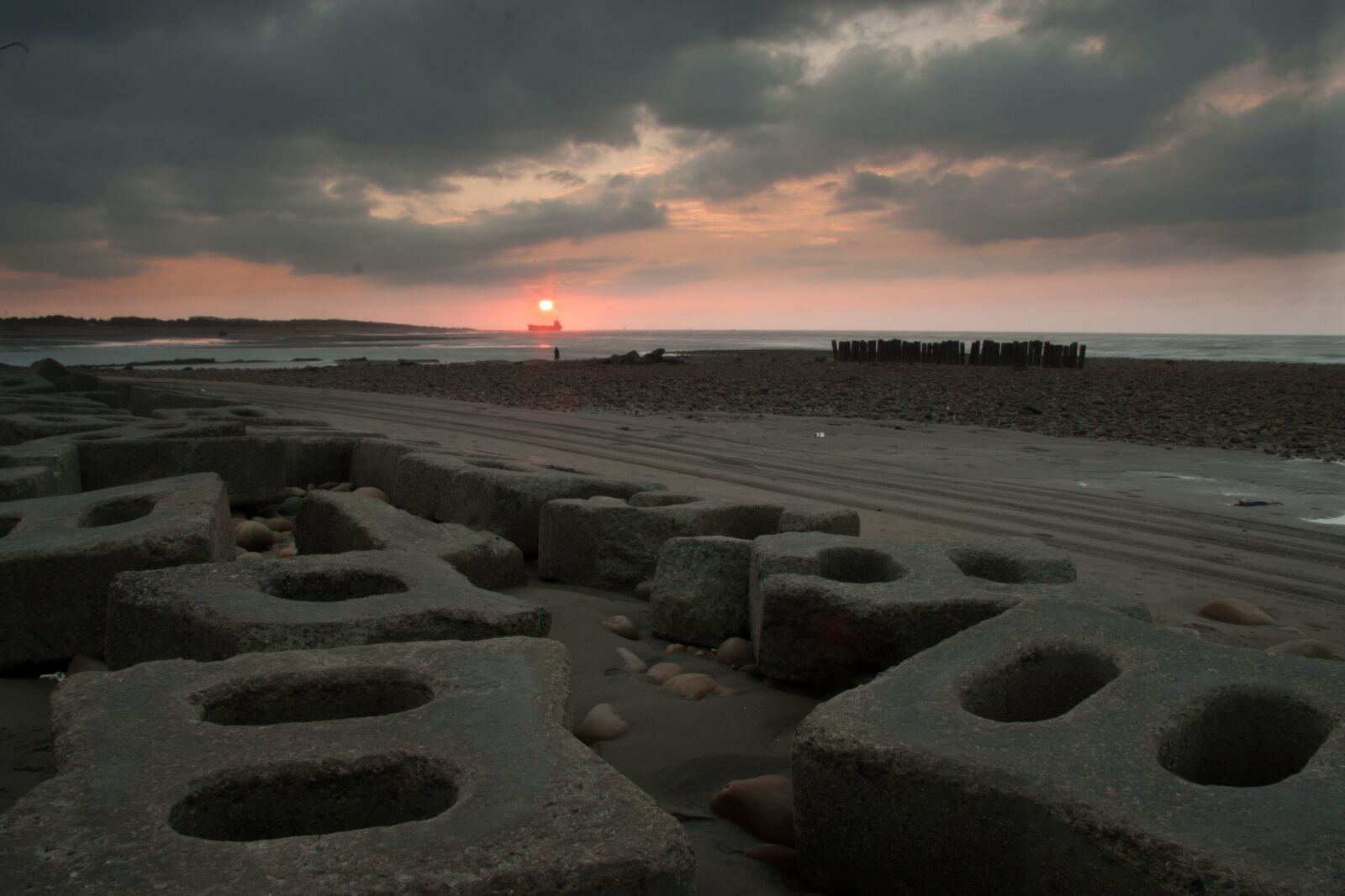 Canon EF-S 17-85mm F4-5.6 IS USM sample photo. Sunset, beach, sun photography