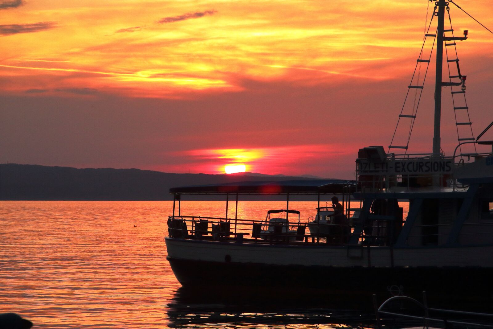 Canon EOS 550D (EOS Rebel T2i / EOS Kiss X4) sample photo. Sunset, sea, ship photography