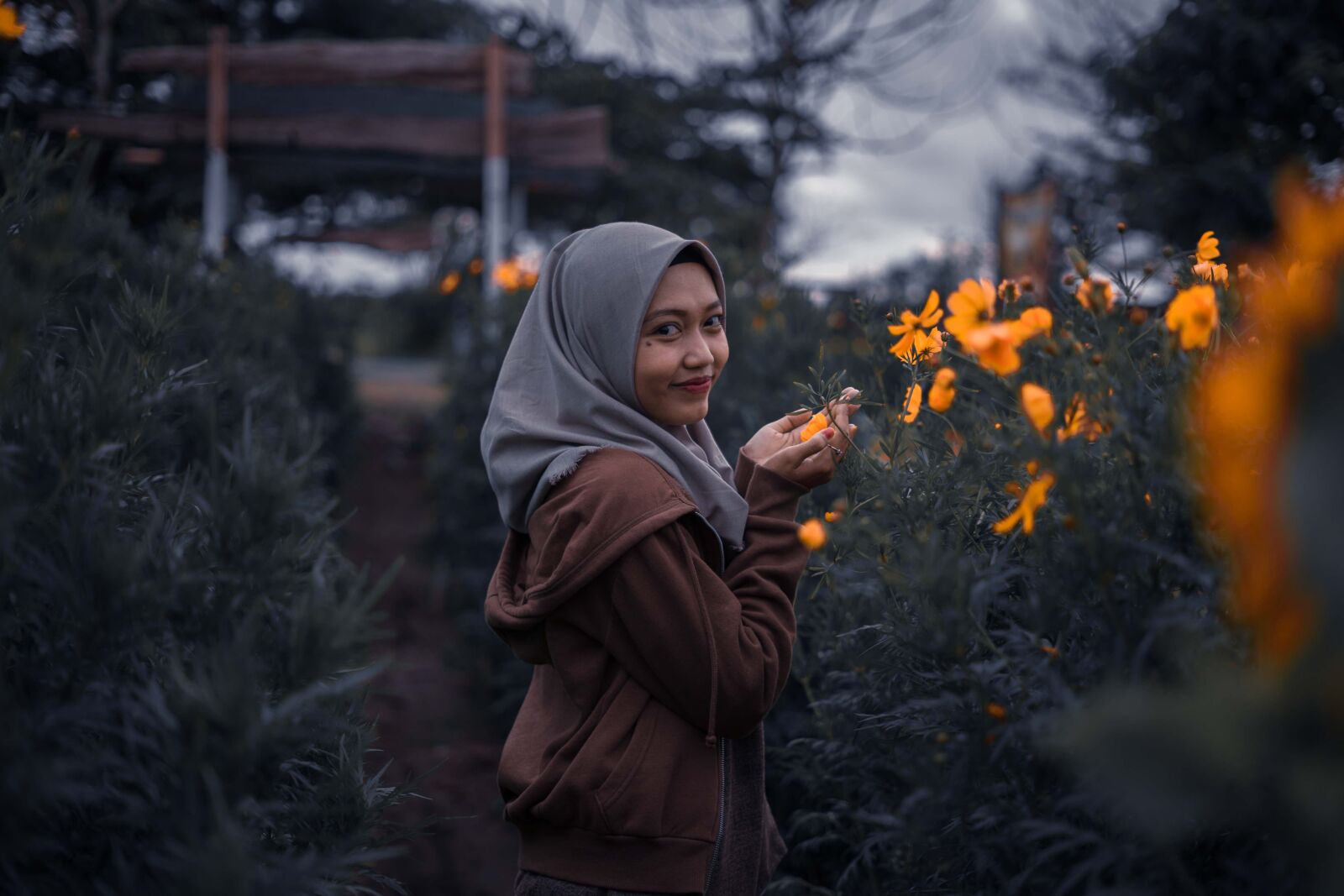 Sony a7 II + Sony FE 50mm F1.8 sample photo. Woman, hijab, flowers photography