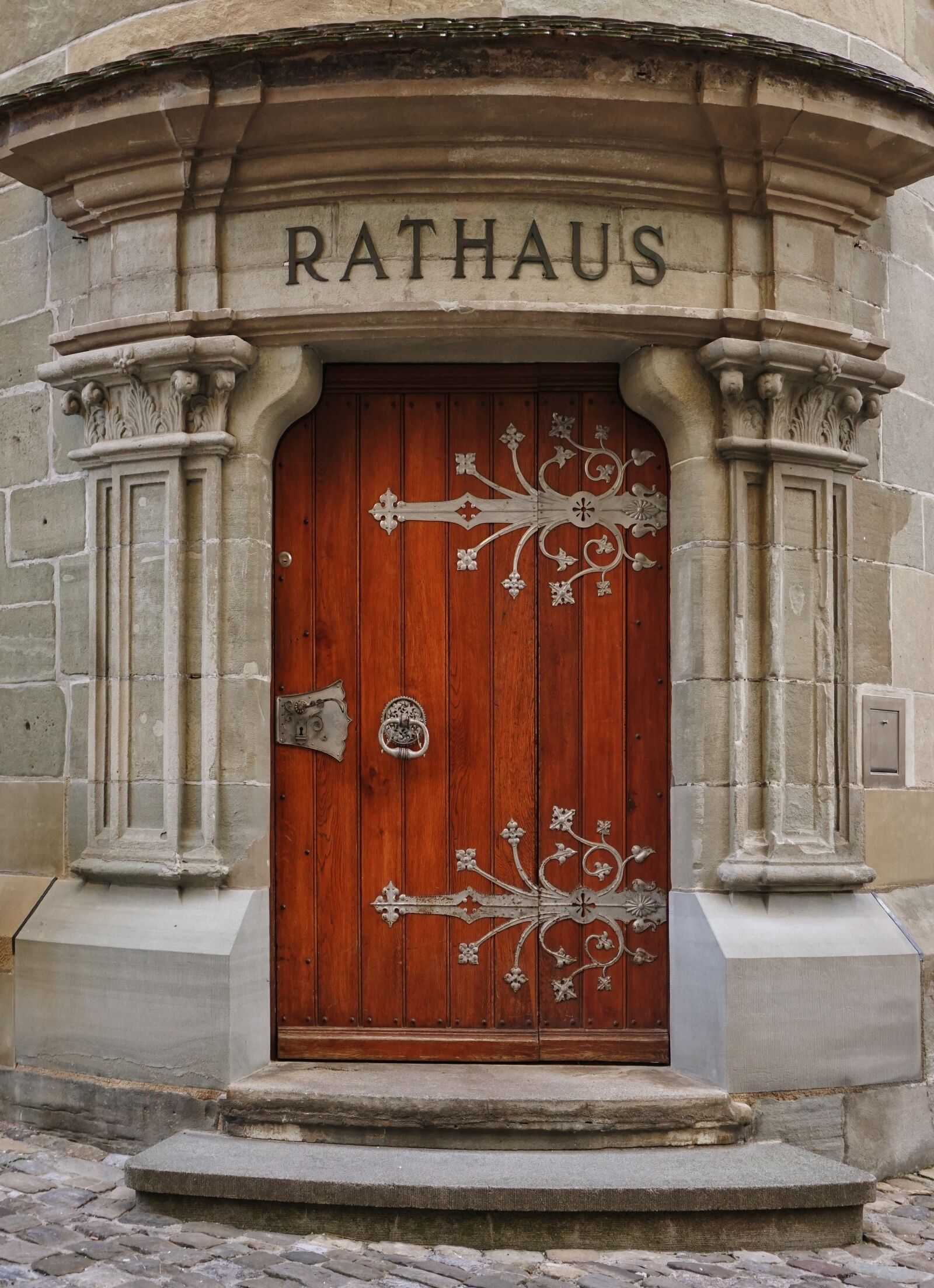 Sony E 16-50mm F3.5-5.6 PZ OSS sample photo. Door, architecture, facade photography