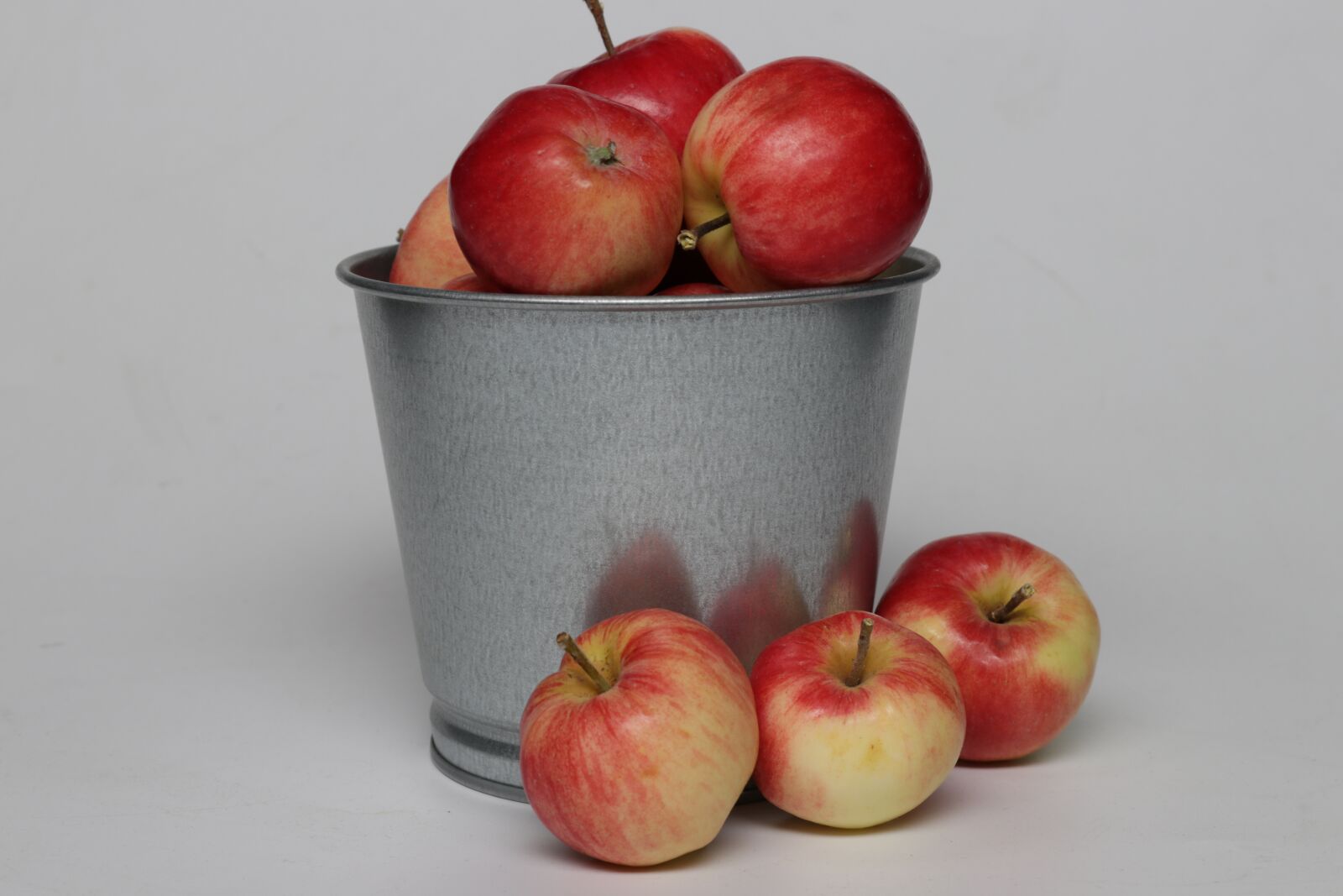 Canon EOS 80D sample photo. яблоко, apple, ведро photography