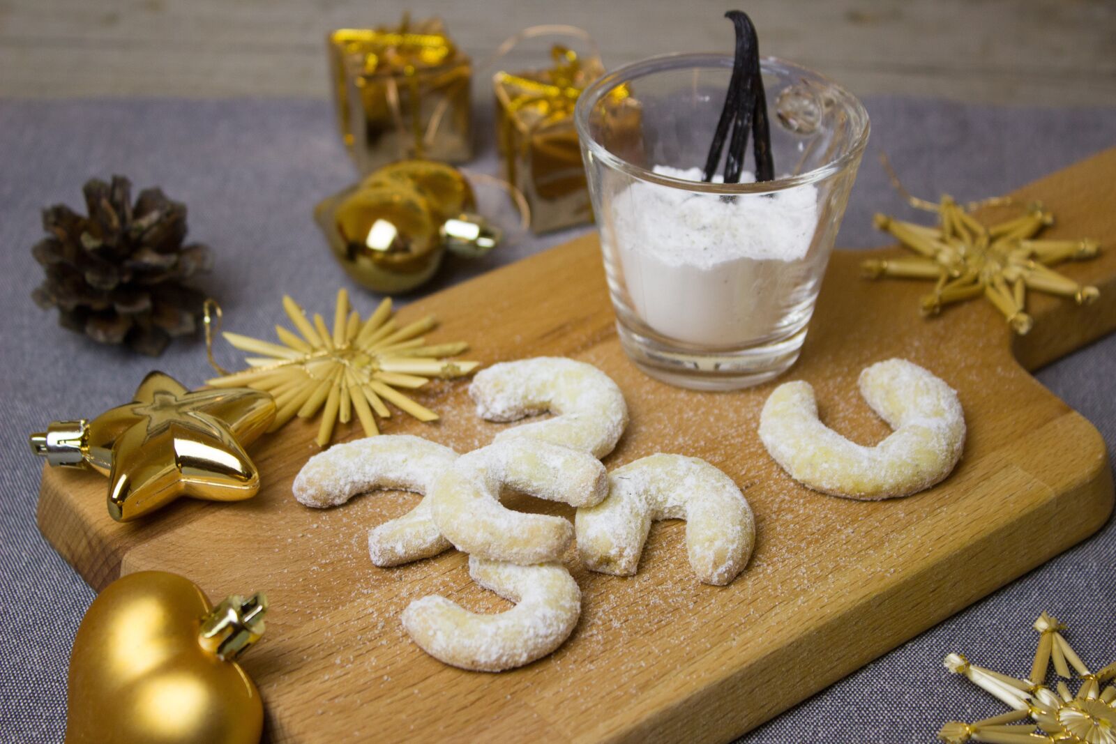 Canon EOS 600D (Rebel EOS T3i / EOS Kiss X5) sample photo. Cookies, vanillekipferl, christmas photography