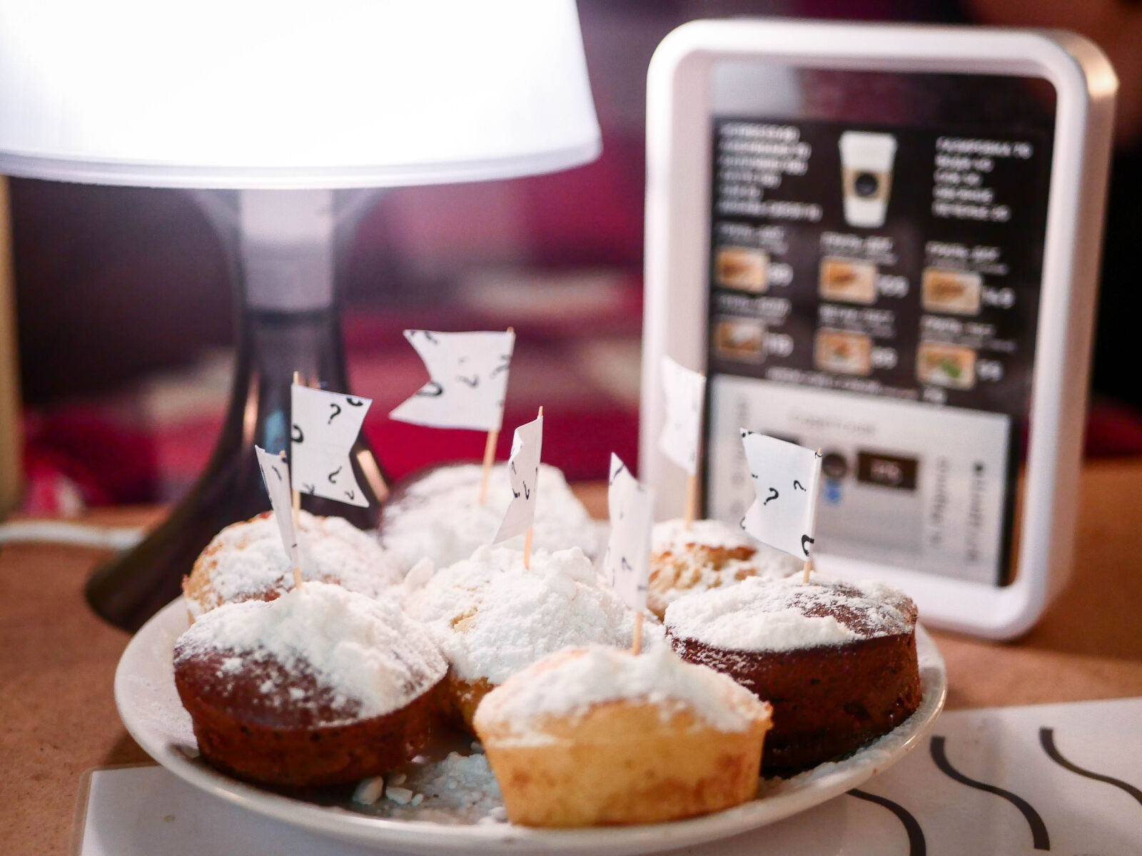 Panasonic Lumix DMC-GH4 + LUMIX G 25/F1.7 sample photo. Baker, street, chocolate, cupcakes photography
