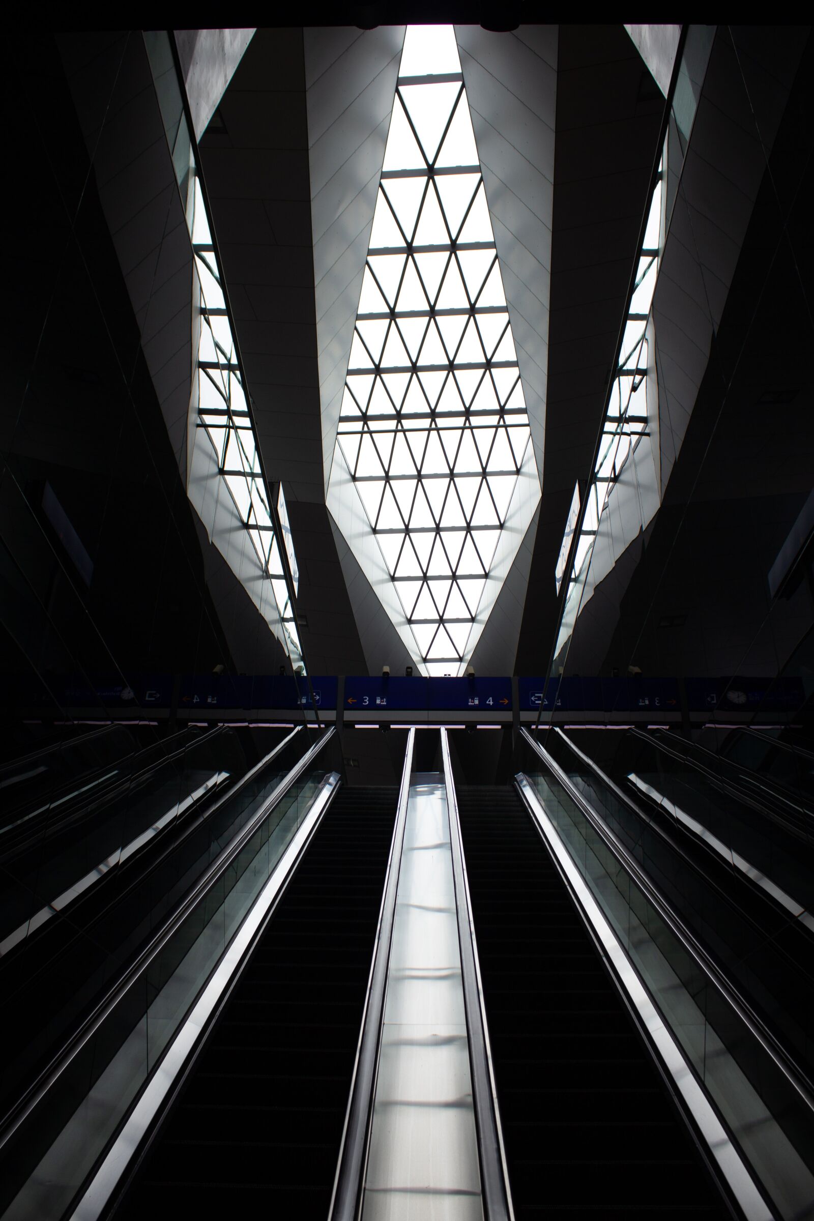 Canon EF-S 18-55mm F3.5-5.6 IS sample photo. Railway station, window, steel photography