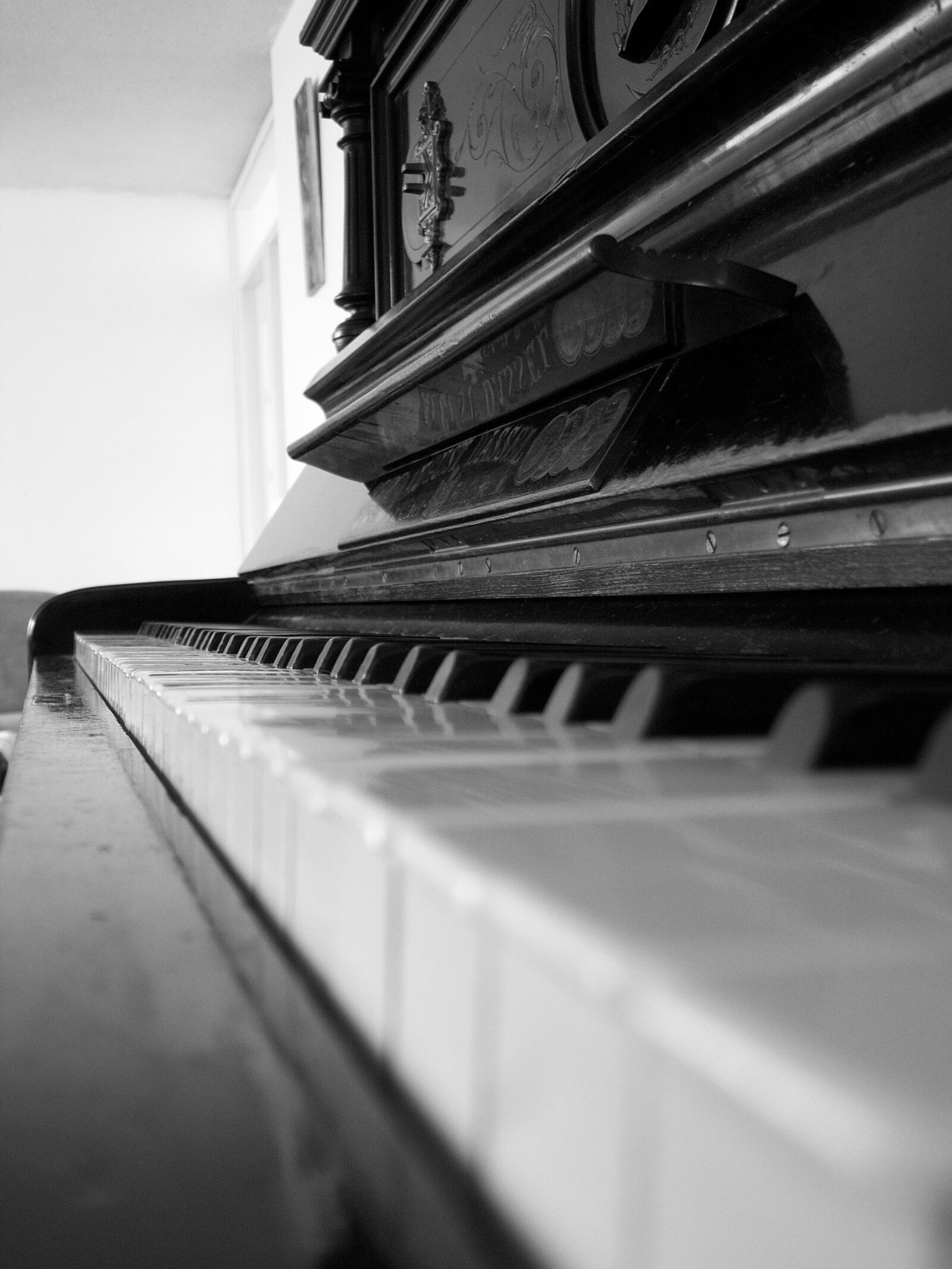 Kodak EASYSHARE V803 ZOOM DIGITAL CAMERA sample photo. Piano, white, black photography