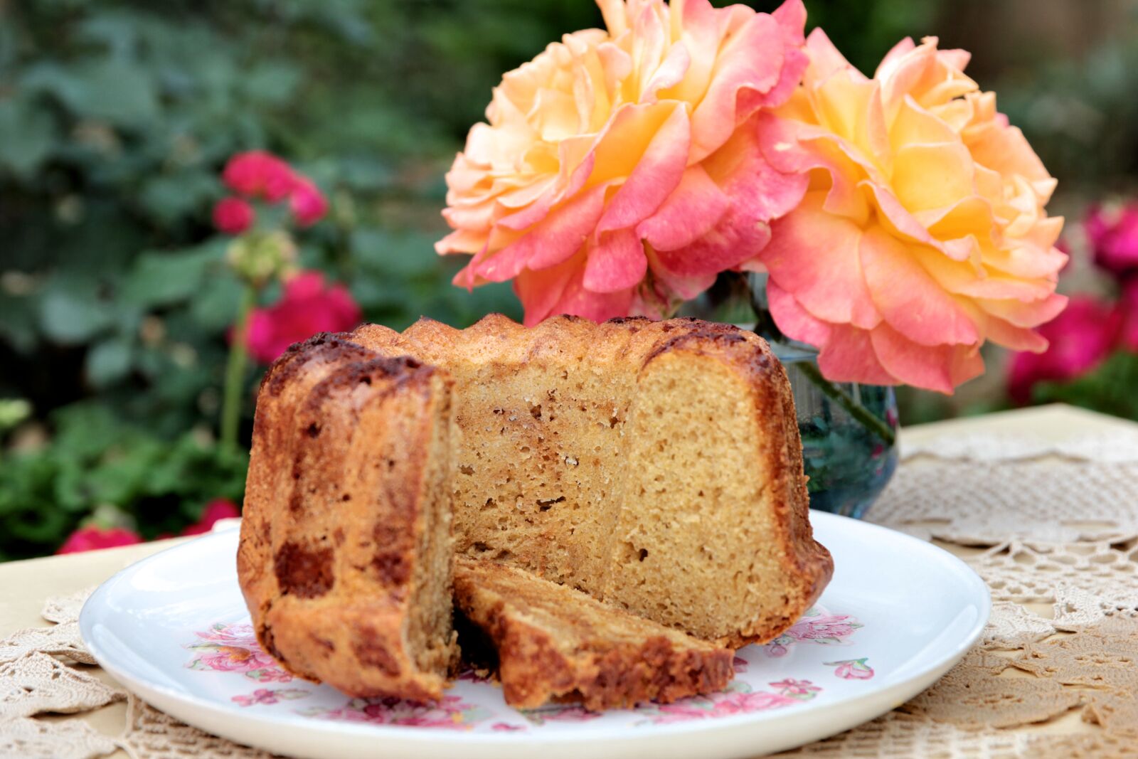 Canon EOS 550D (EOS Rebel T2i / EOS Kiss X4) sample photo. Cake, garden, delicious photography