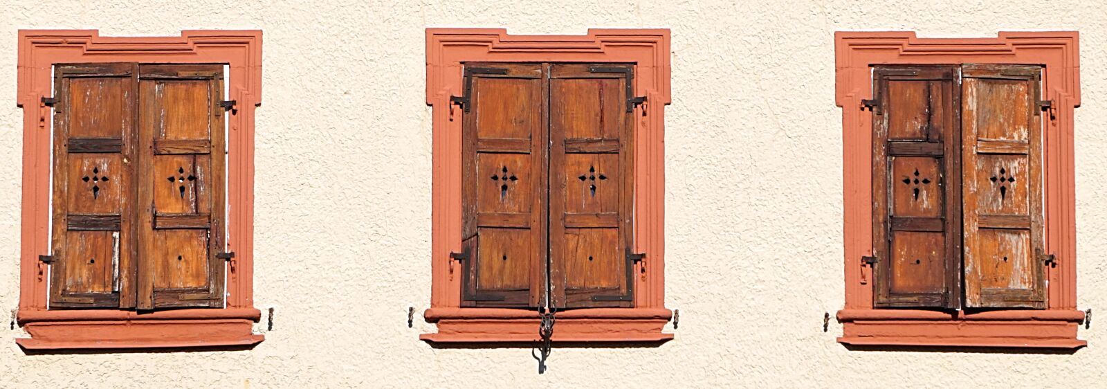 Sony Alpha a5000 (ILCE 5000) + Sony E 55-210mm F4.5-6.3 OSS sample photo. Old window, winegrower's house photography