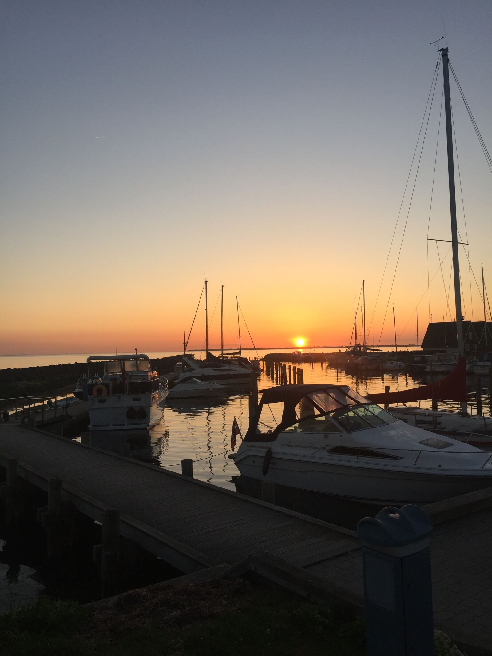 iPhone 6 back camera 4.15mm f/2.2 sample photo. Sol, water, sunset photography