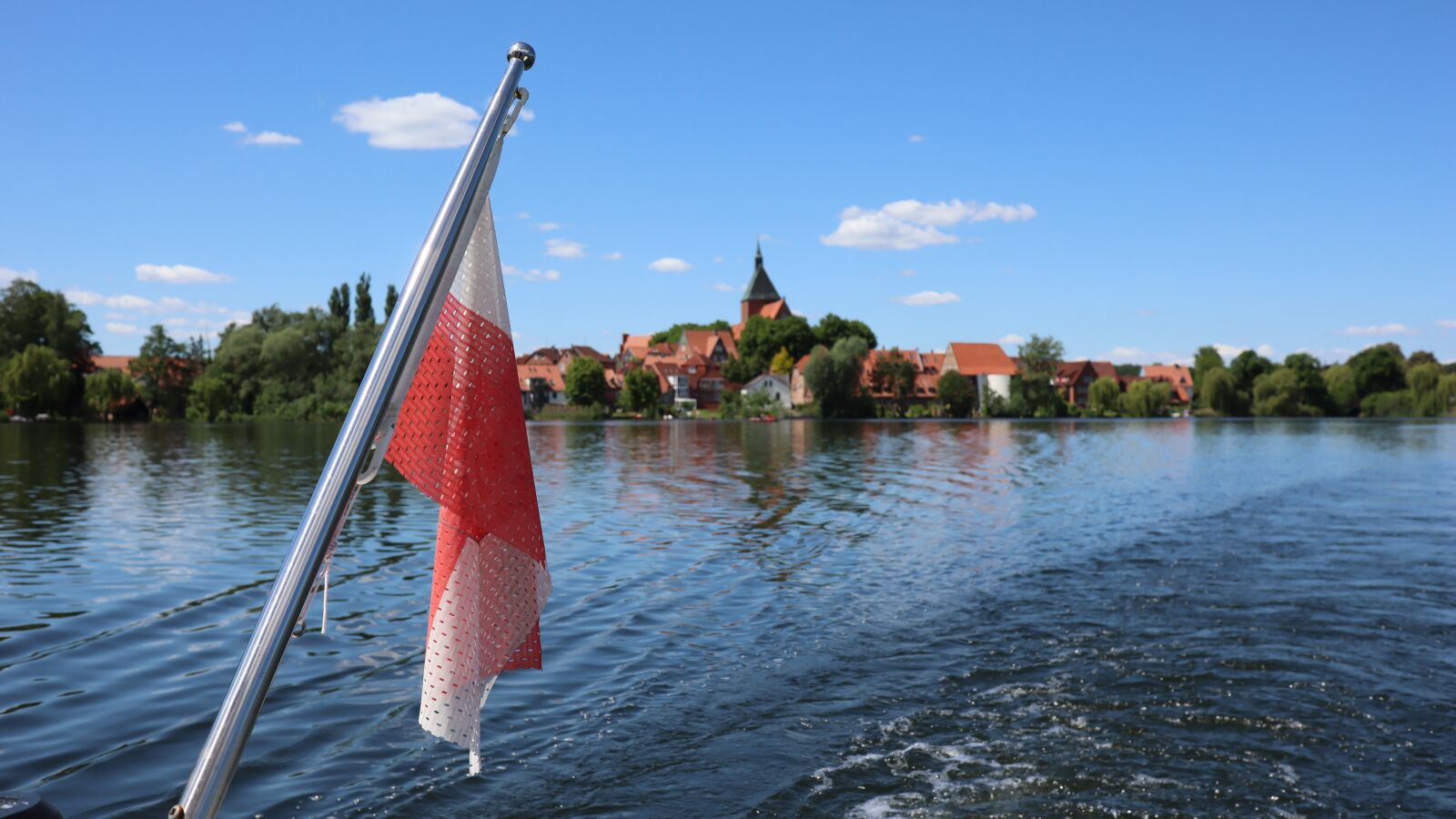 Canon EOS M50 (EOS Kiss M) + Canon EF-M 22mm F2 STM sample photo. Flag, water, church photography