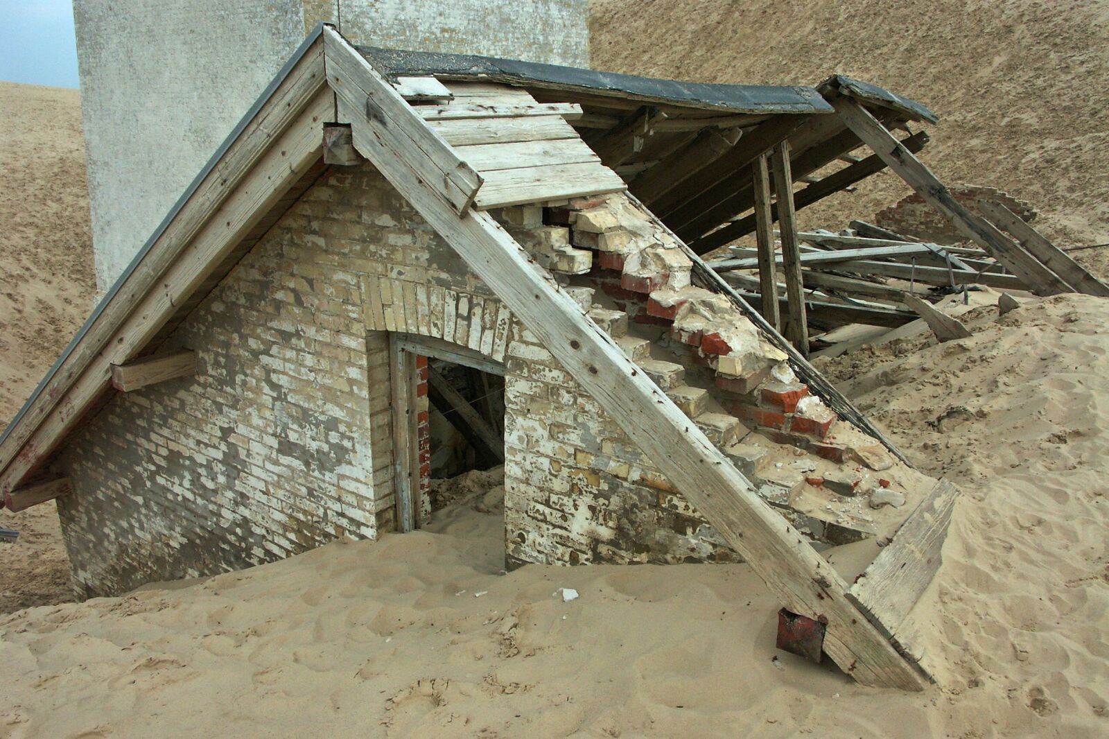 KONICA MINOLTA DiMAGE A1 sample photo. Ruin, left house, abandoned photography