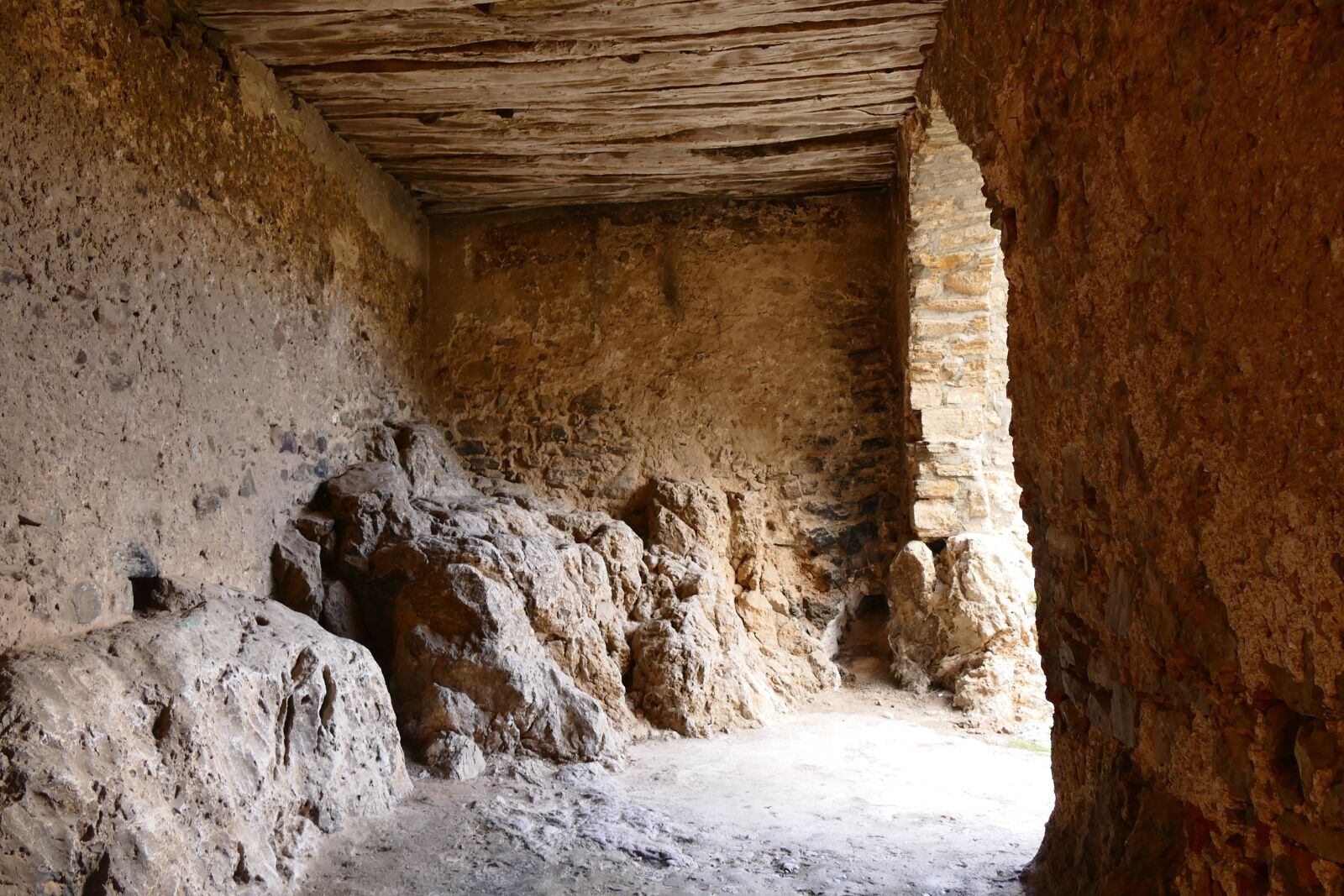 Panasonic Lumix DMC-FZ1000 sample photo. Crypt, keller, sicily photography
