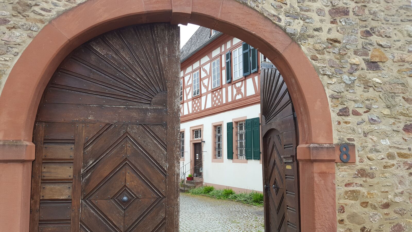 Samsung GALAXY S6 edge sample photo. Wooden gate, wall, rectory photography