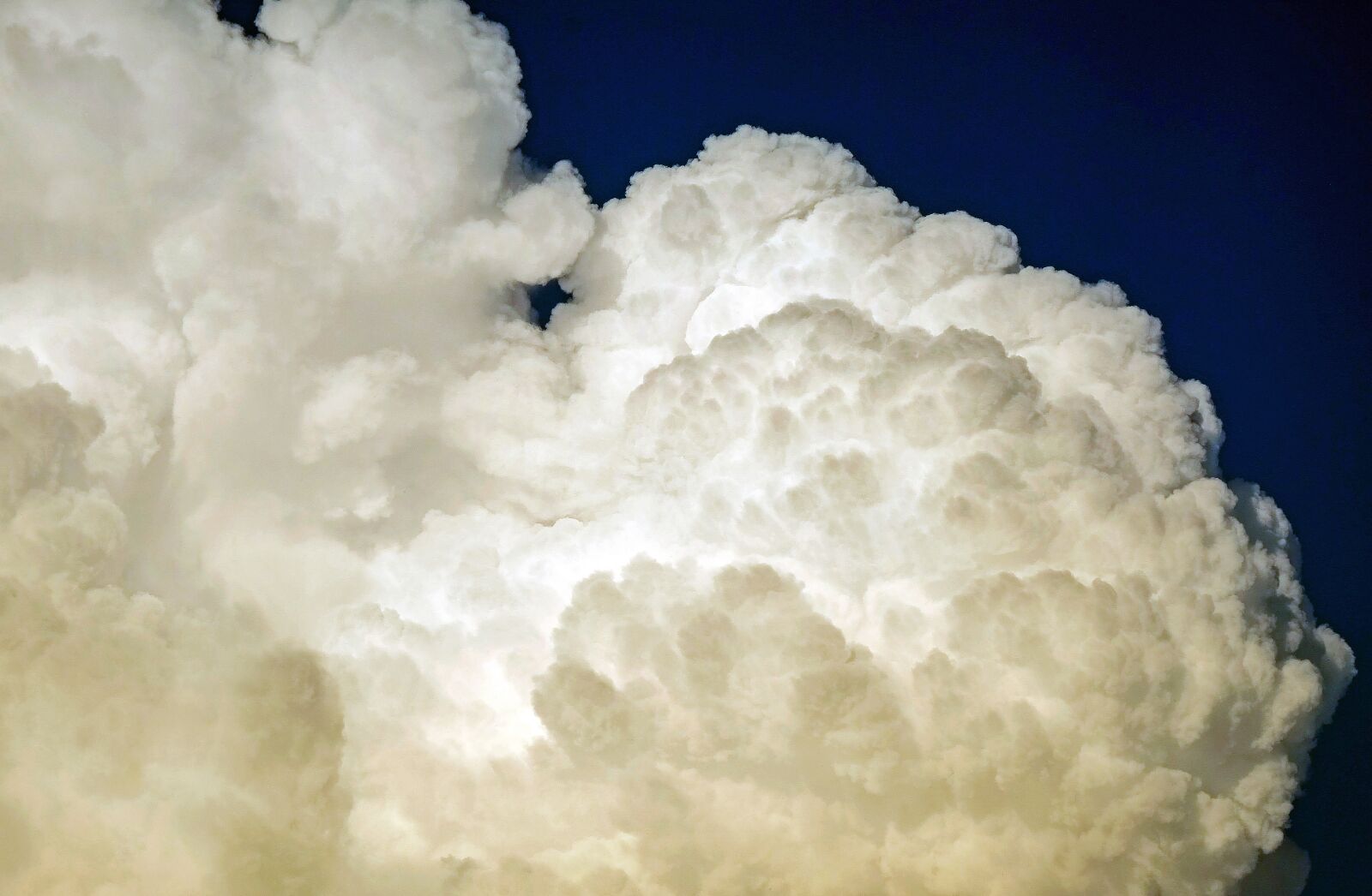 Fujifilm X-T10 + Fujifilm XC 50-230mm F4.5-6.7 OIS sample photo. Clouds, sky, evening sky photography