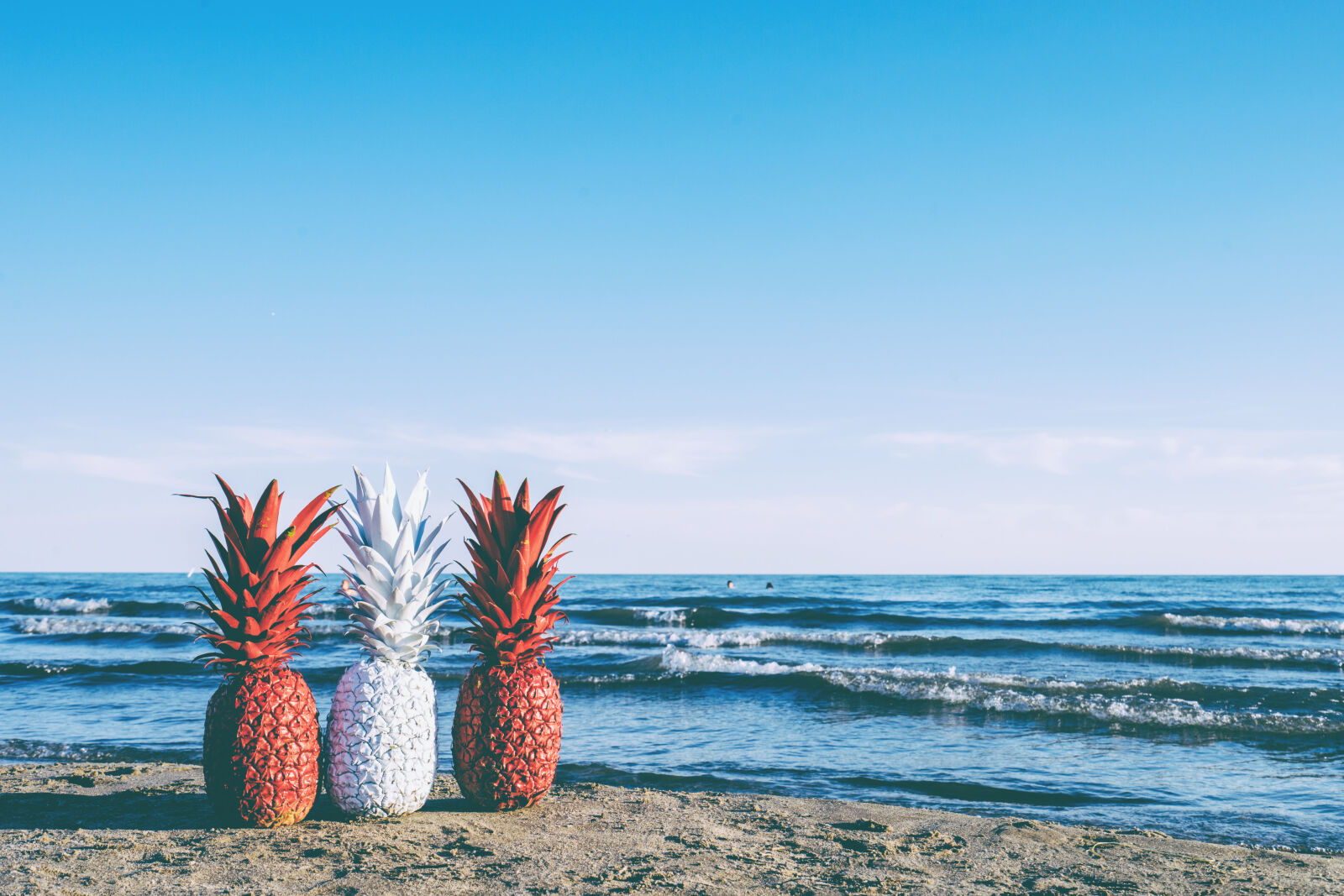 Sony a7 II + Sony Vario-Tessar T* FE 16-35mm F4 ZA OSS sample photo. Beach, beachlife, blue, sky photography