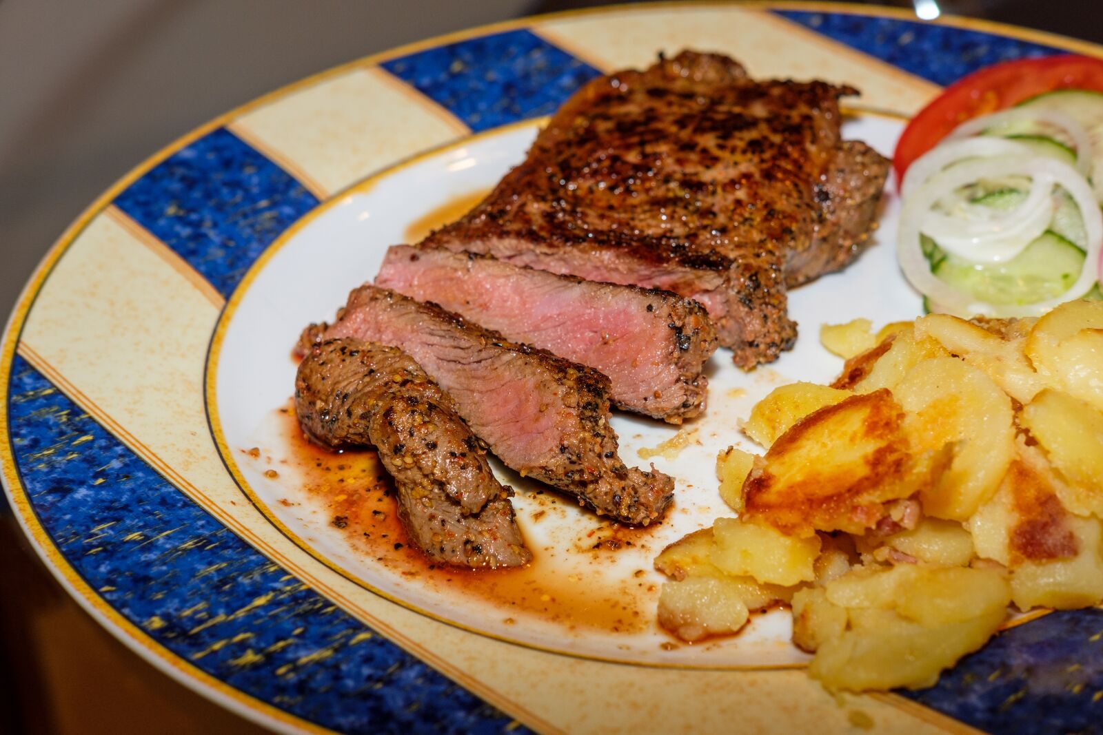 Fujifilm X-T2 + Fujifilm XF 35mm F2 R WR sample photo. Steak, pepper steak, beef photography