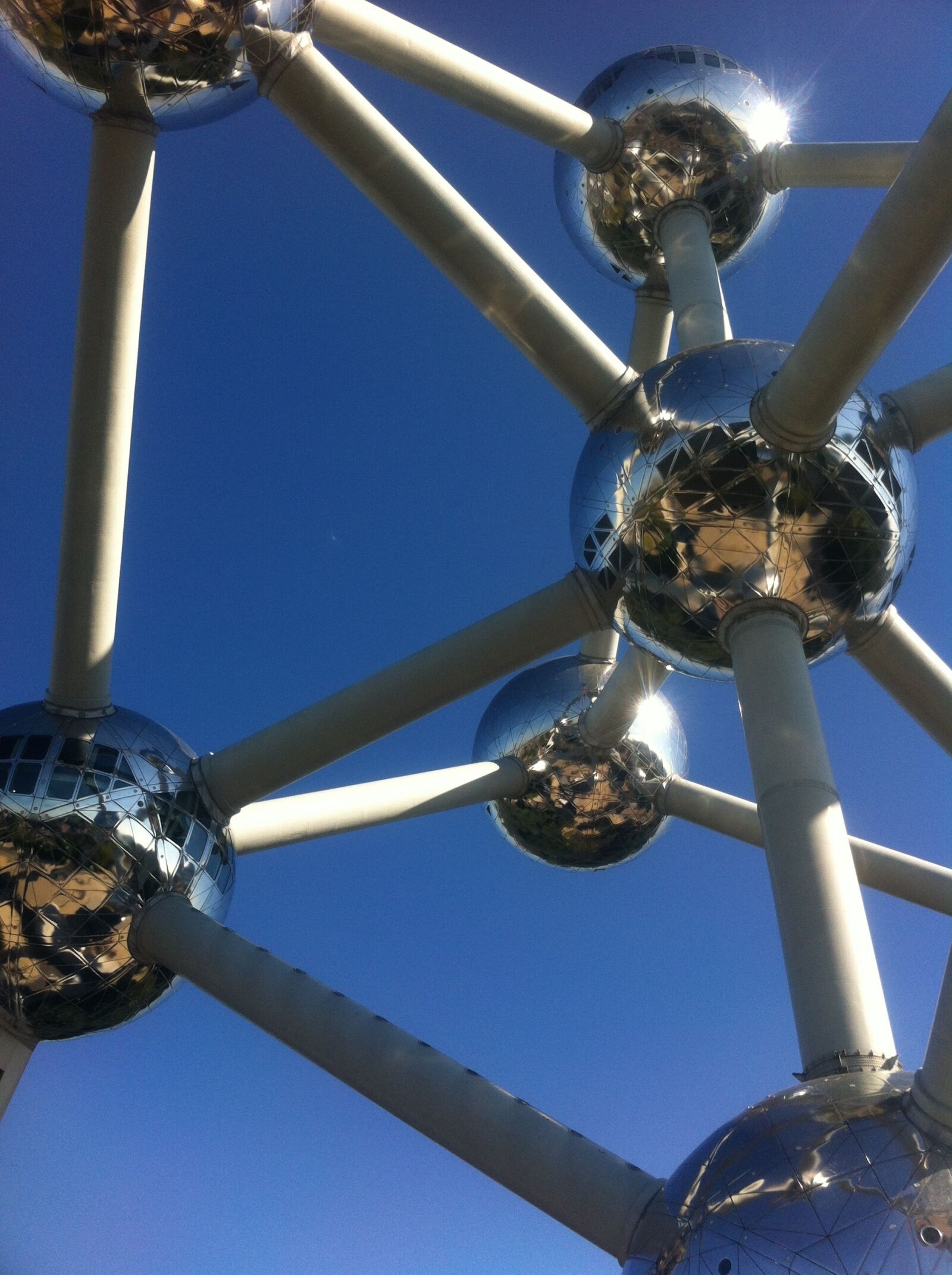 iPhone 4 back camera 3.85mm f/2.8 sample photo. Brussels, atomium, detail photography