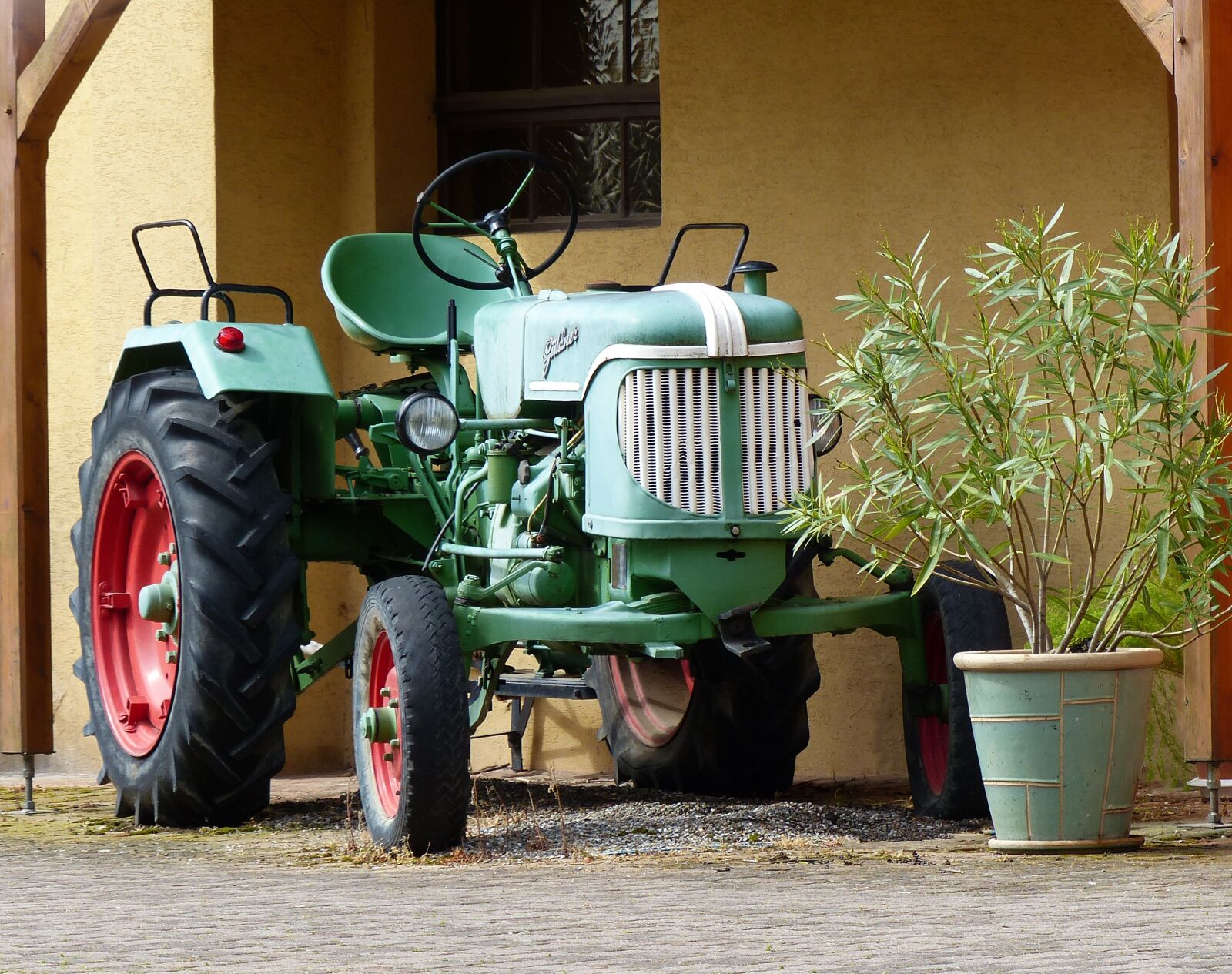 Panasonic Lumix DMC-FZ200 sample photo. Tractor, agriculture, oldtimer photography