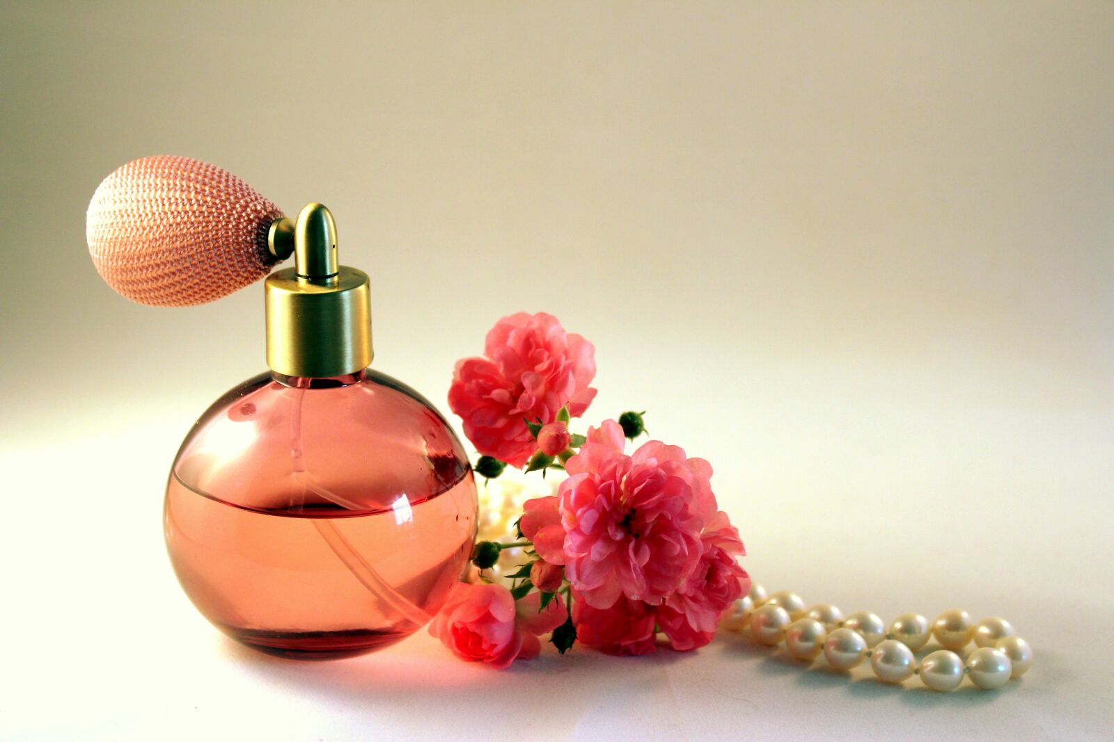 Canon EOS 1300D (EOS Rebel T6 / EOS Kiss X80) sample photo. Bottle, perfume, roses photography