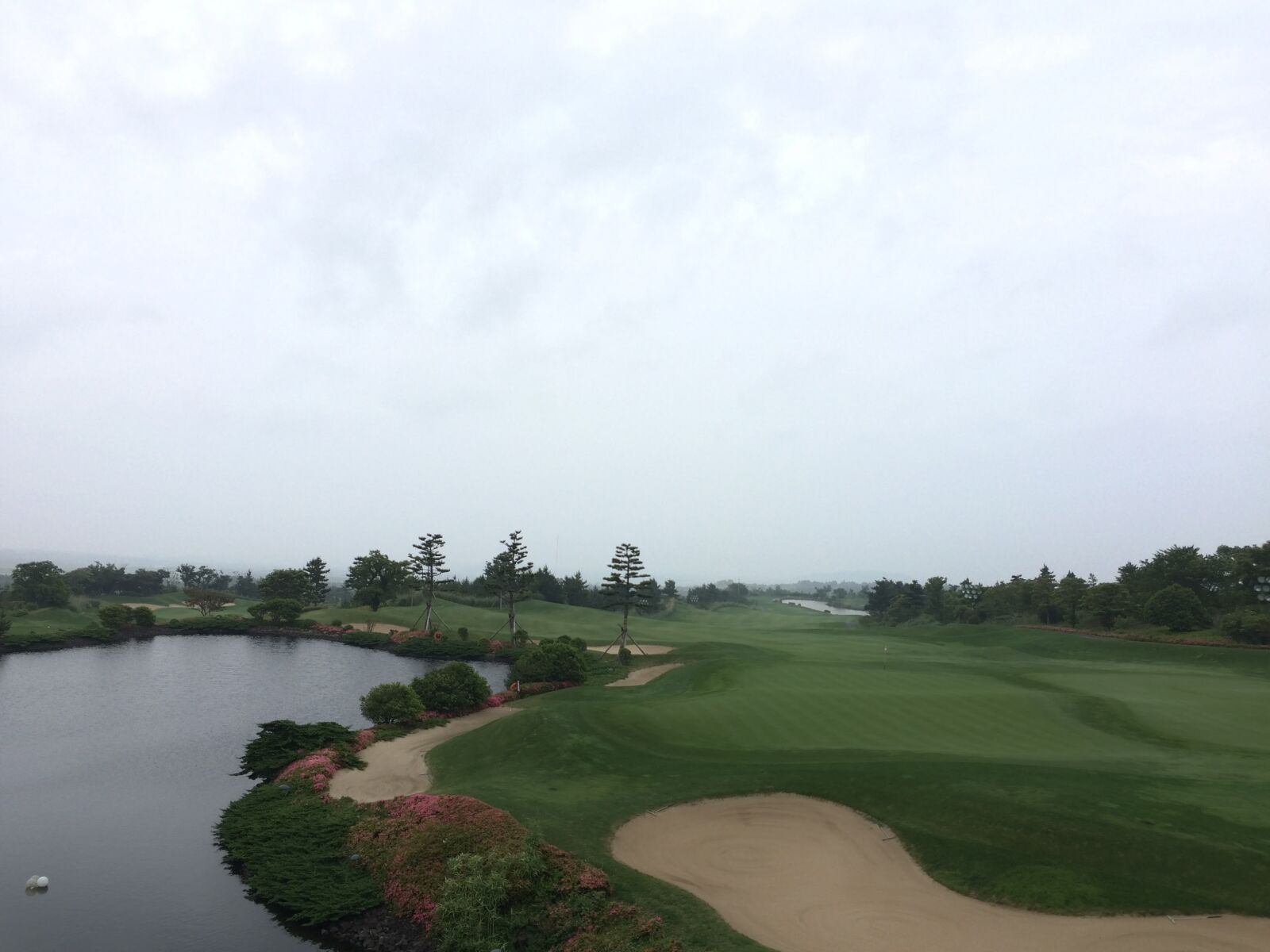 iPhone 5s back camera 4.15mm f/2.2 sample photo. Golf course, golf, pond photography